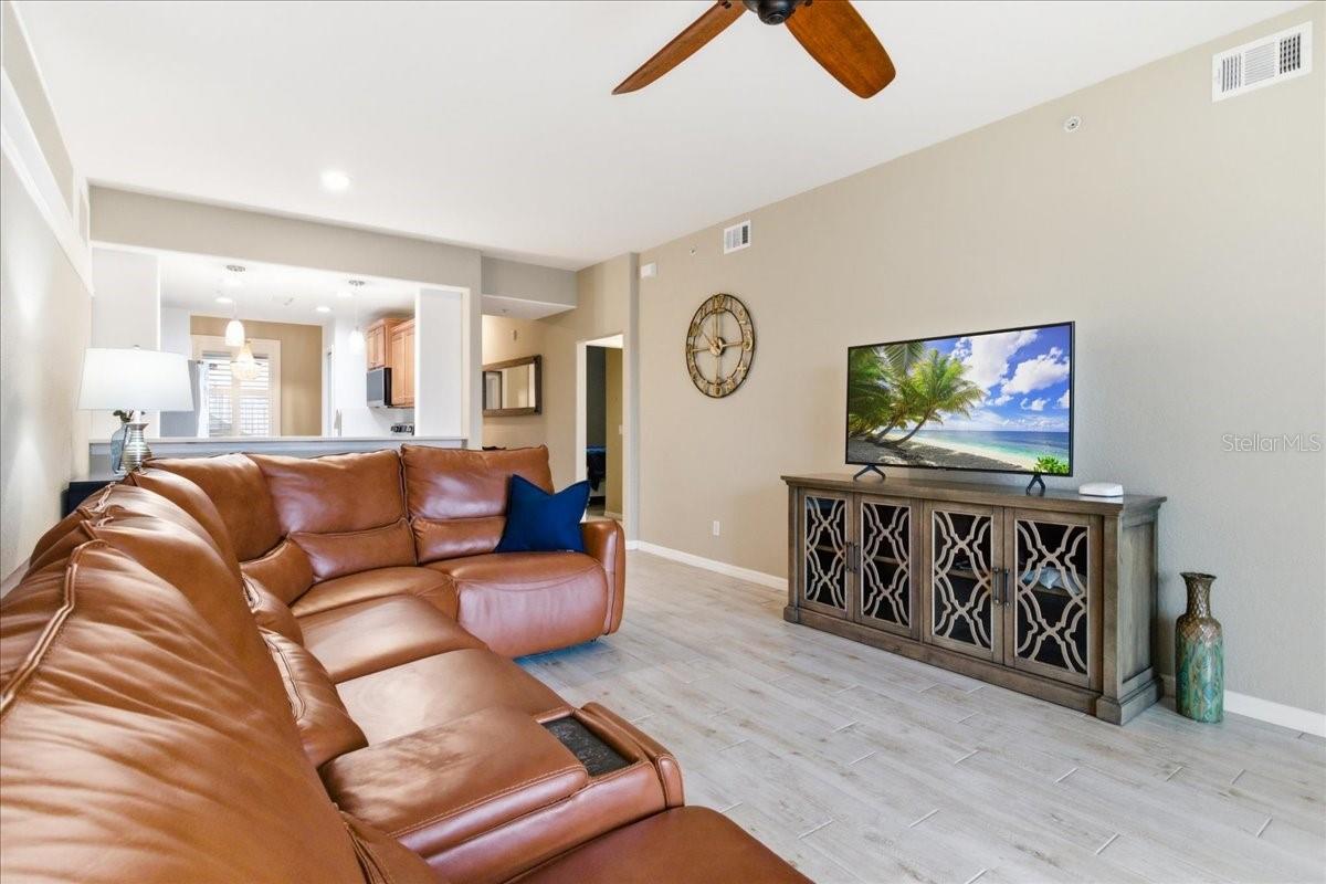 Image 18 of 63 For 923 Fairwaycove Lane 103