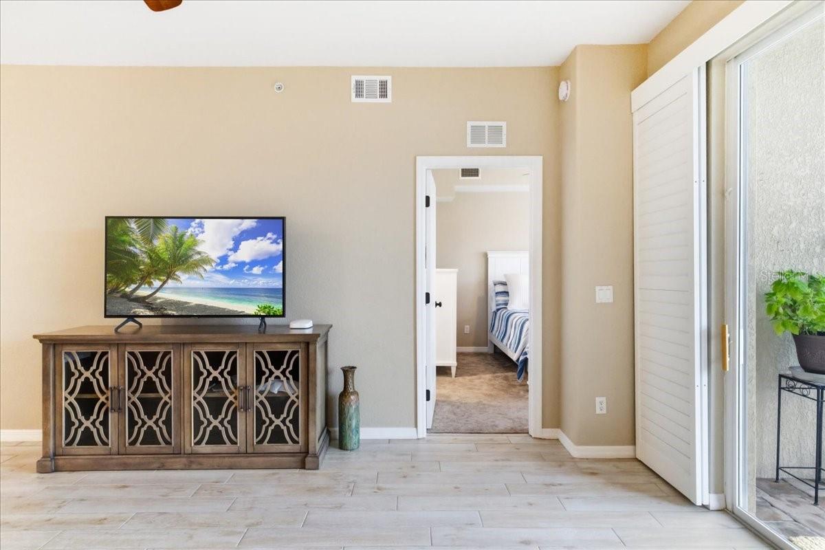 Image 20 of 63 For 923 Fairwaycove Lane 103