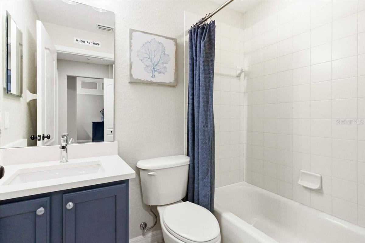 Image 33 of 63 For 923 Fairwaycove Lane 103