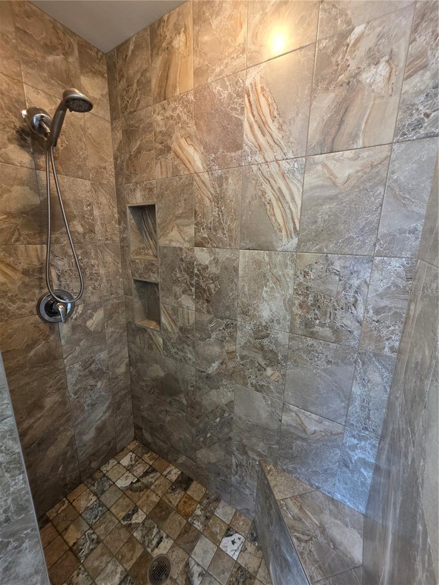 Listing photo id 10 for 1644 Dawnview Street