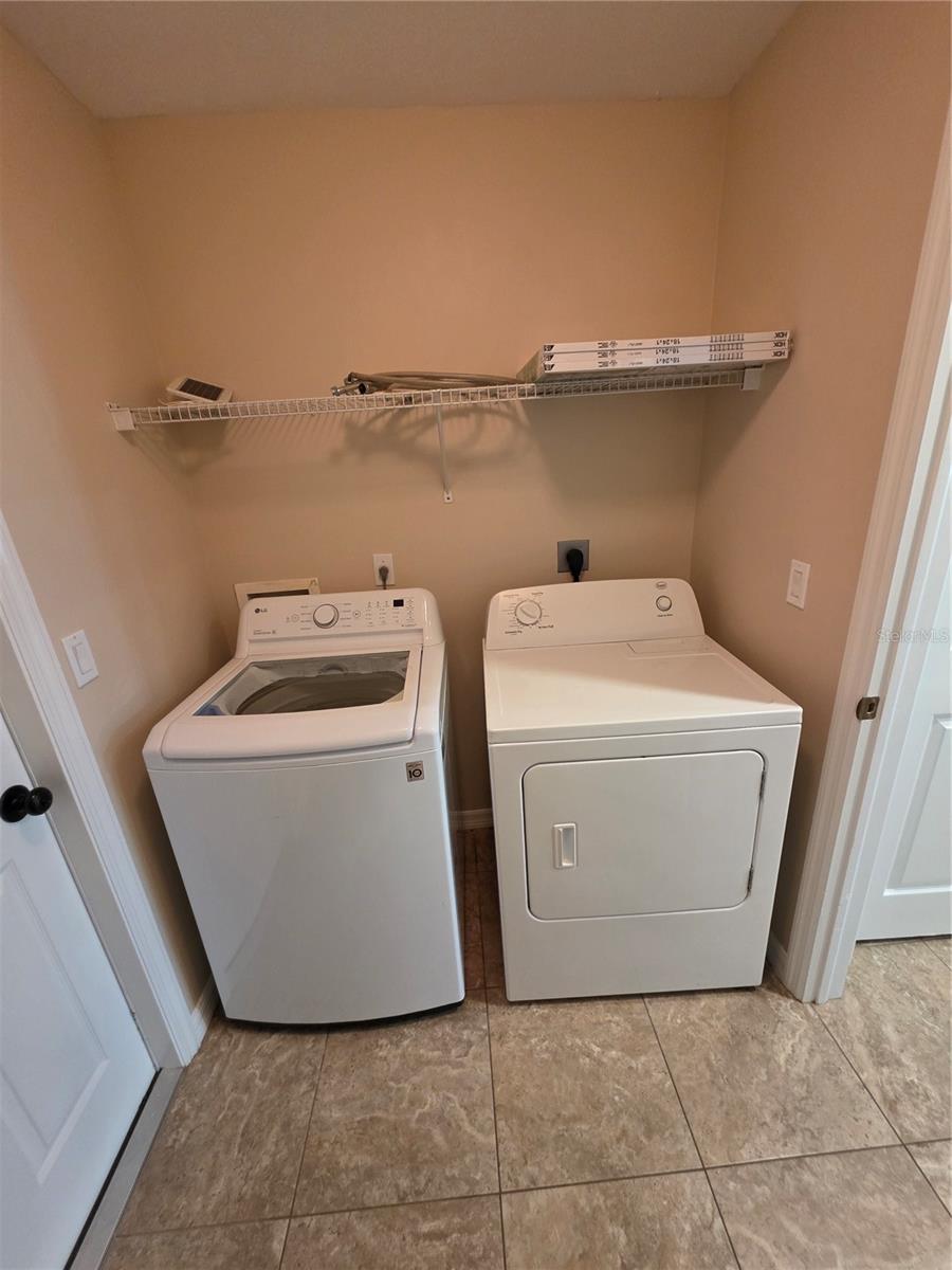 Listing photo id 11 for 1644 Dawnview Street