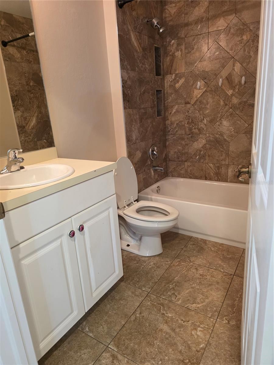 Listing photo id 12 for 1644 Dawnview Street