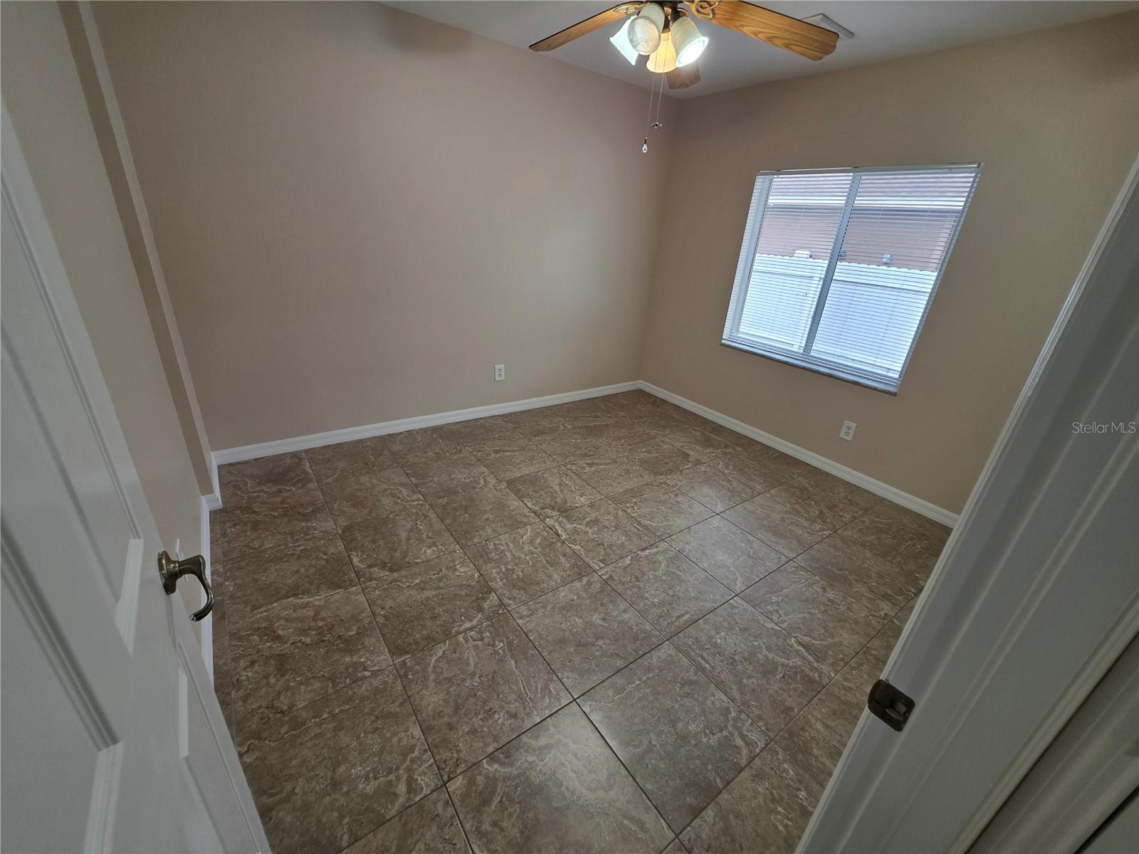 Listing photo id 15 for 1644 Dawnview Street