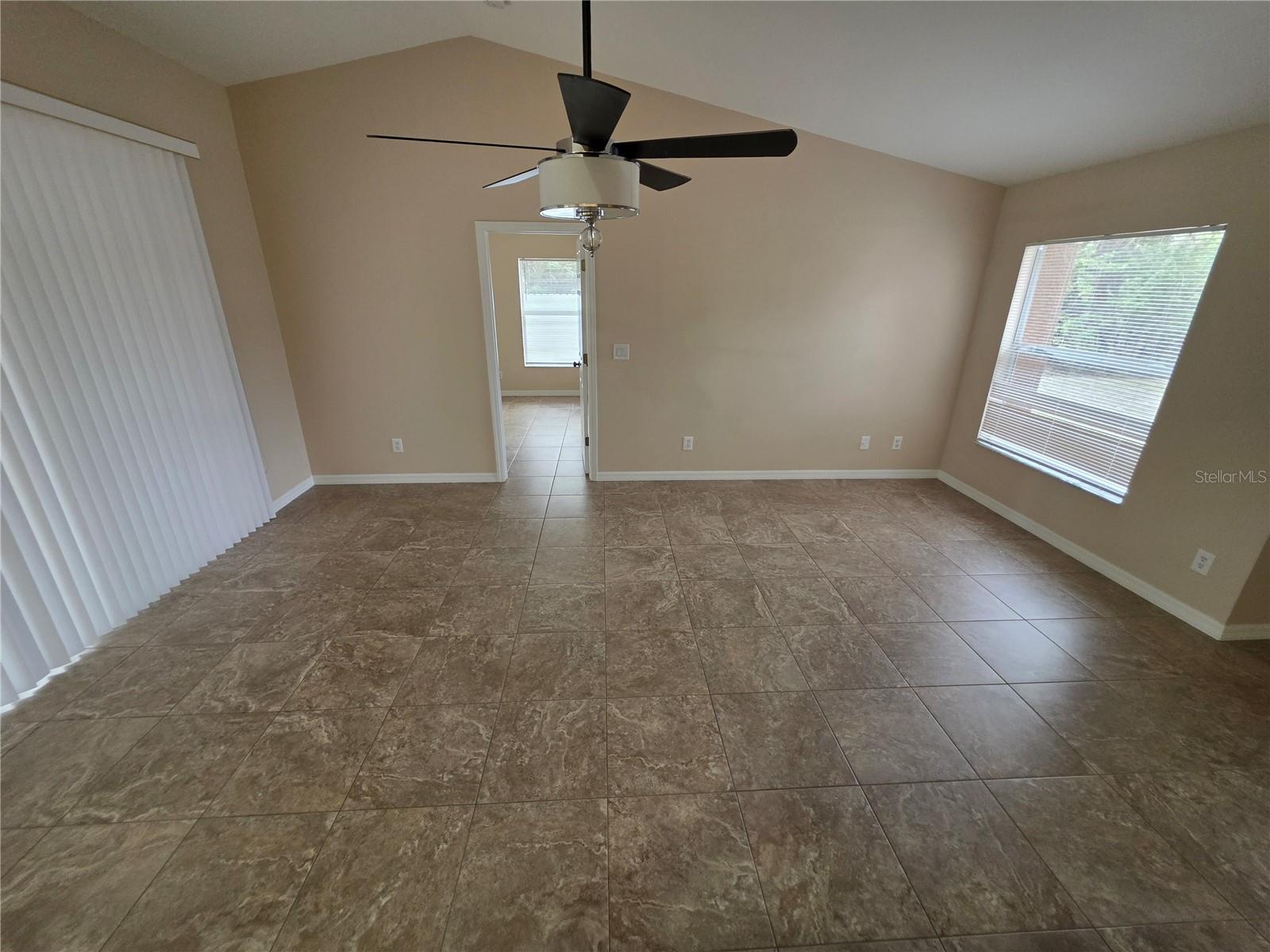 Listing photo id 17 for 1644 Dawnview Street