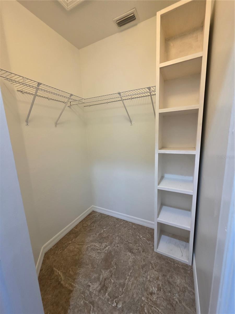 Listing photo id 18 for 1644 Dawnview Street