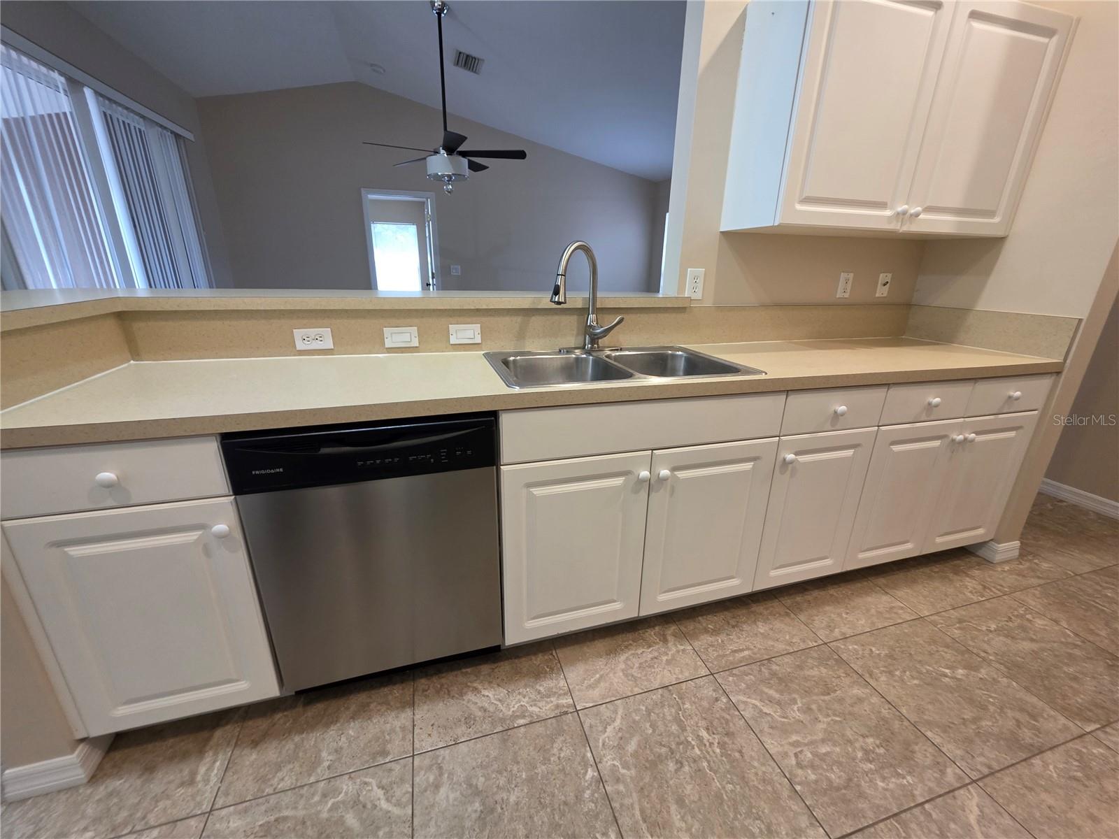 Listing photo id 27 for 1644 Dawnview Street