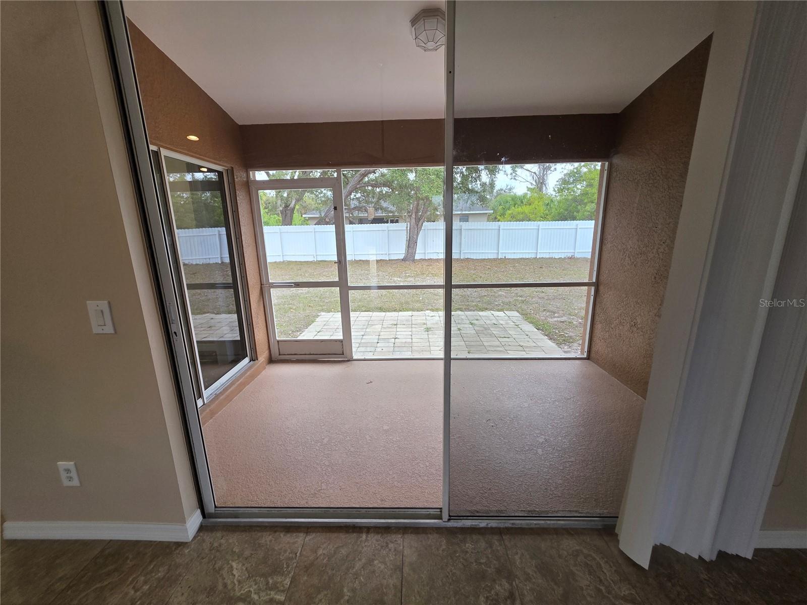 Listing photo id 29 for 1644 Dawnview Street