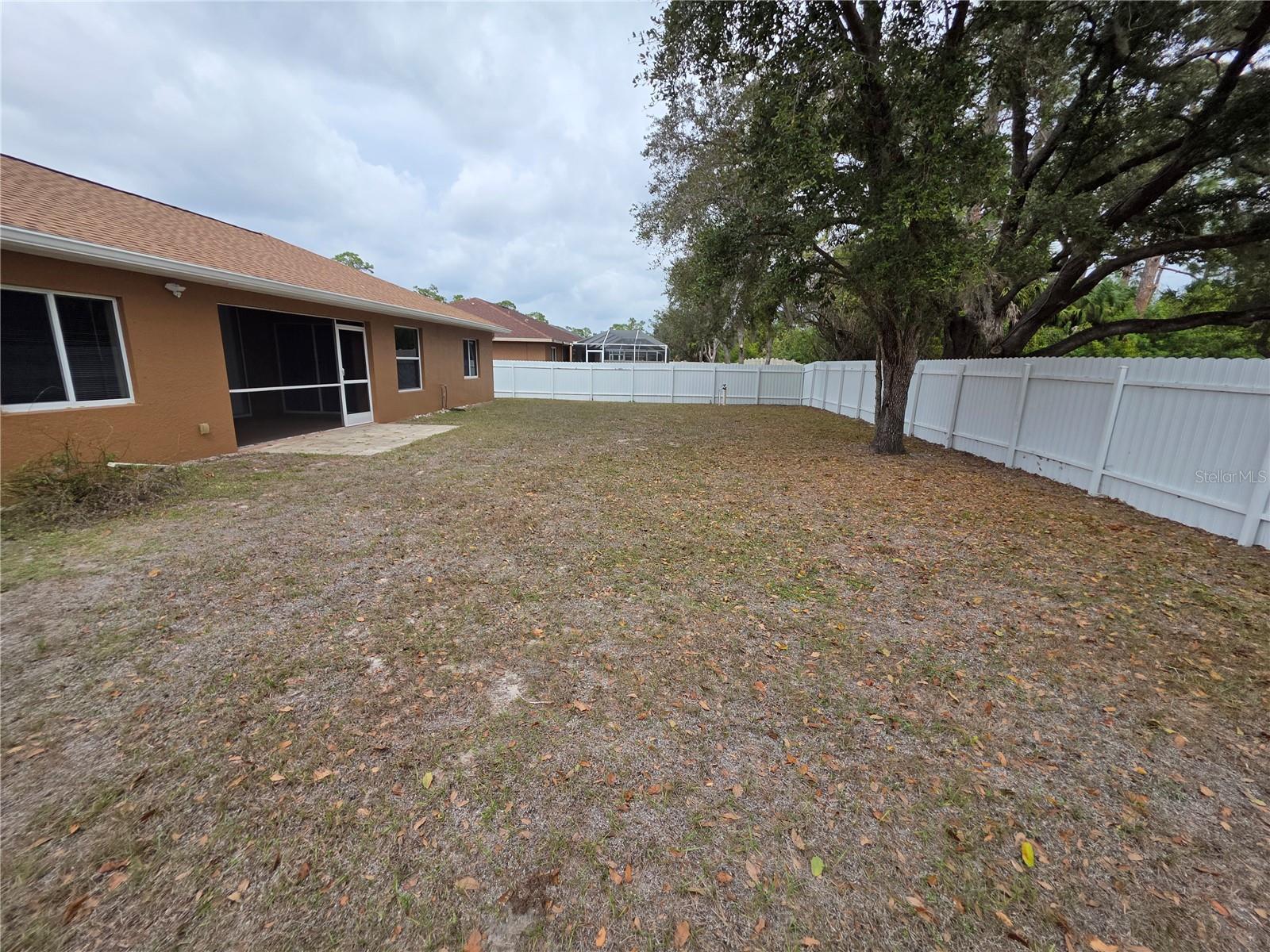 Listing photo id 30 for 1644 Dawnview Street