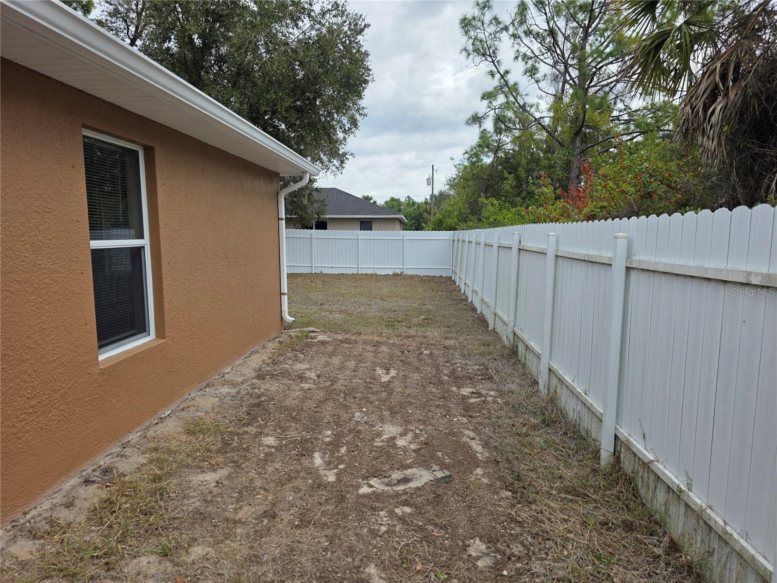 Listing photo id 31 for 1644 Dawnview Street