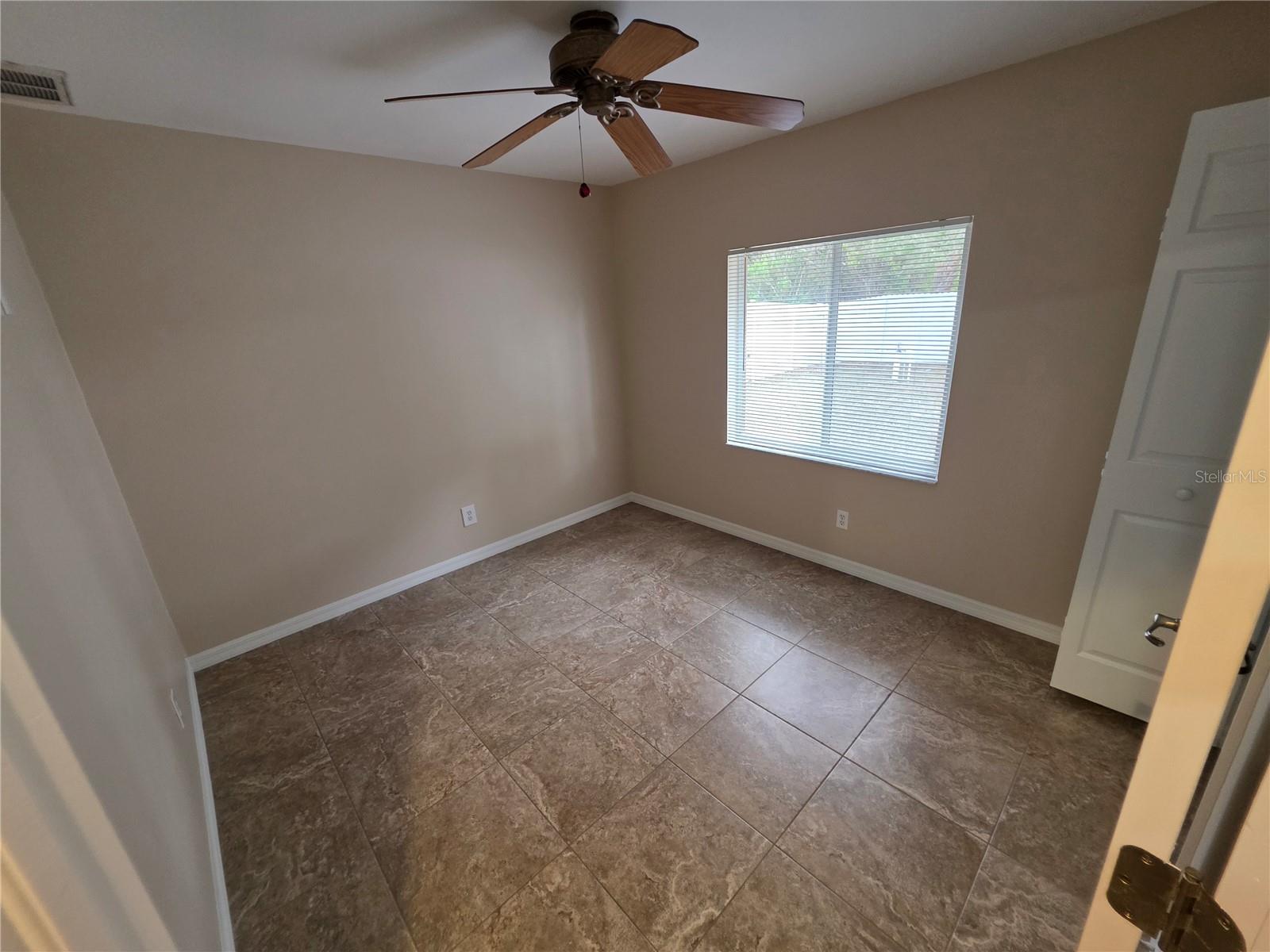 Listing photo id 2 for 1644 Dawnview Street