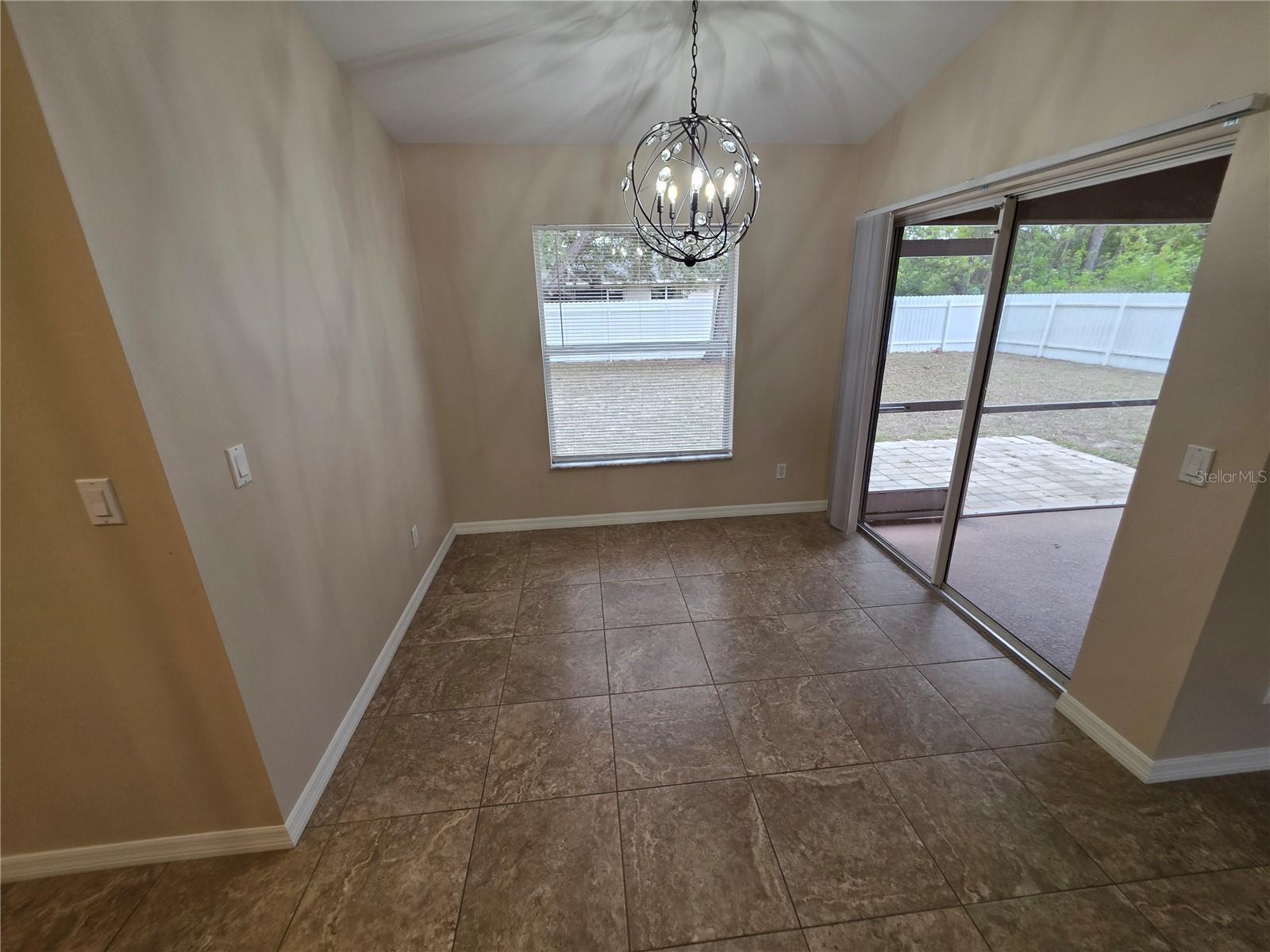 Listing photo id 6 for 1644 Dawnview Street