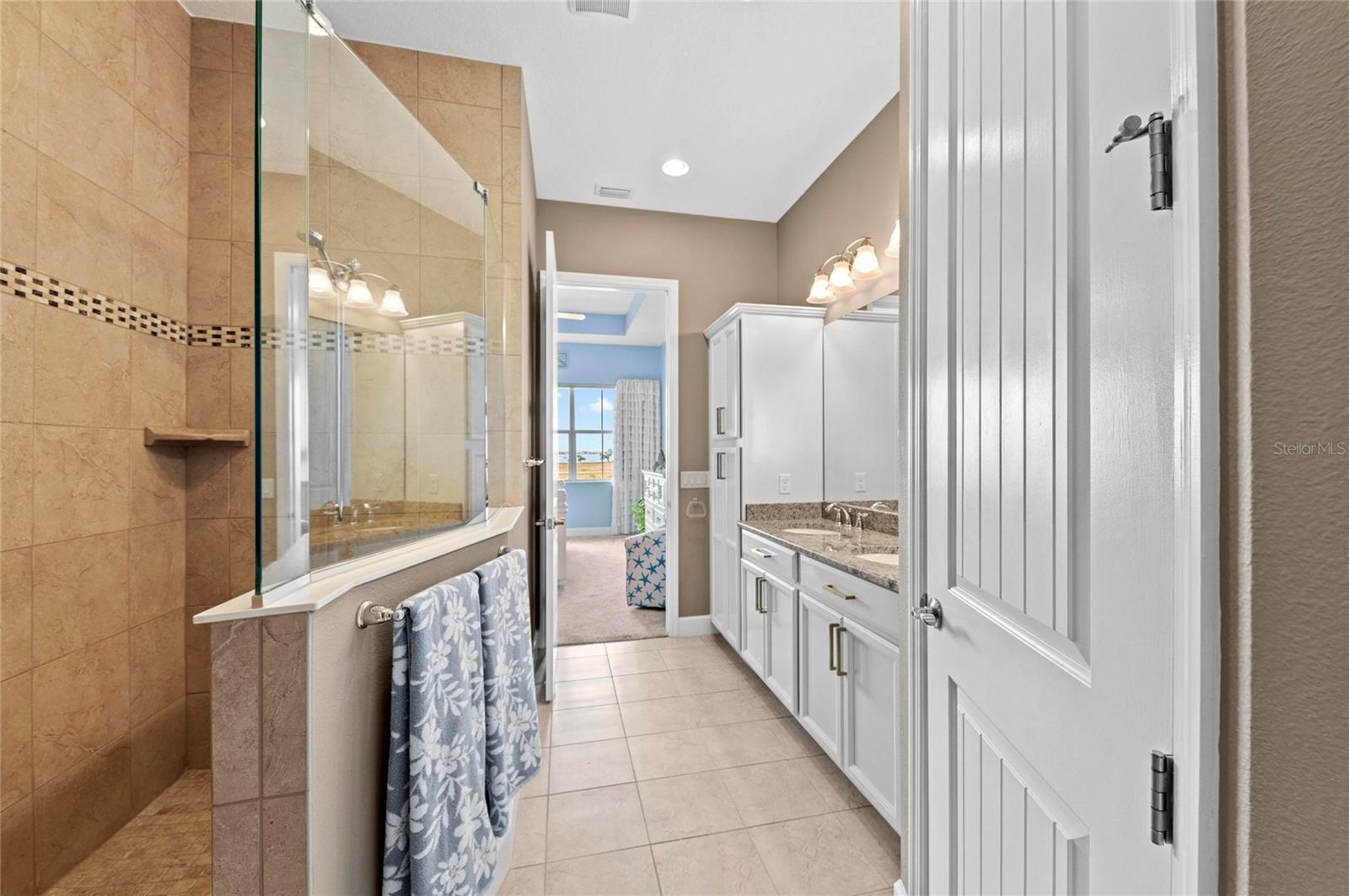 Image 44 of 100 For 226 Sapphire Lake Drive 201