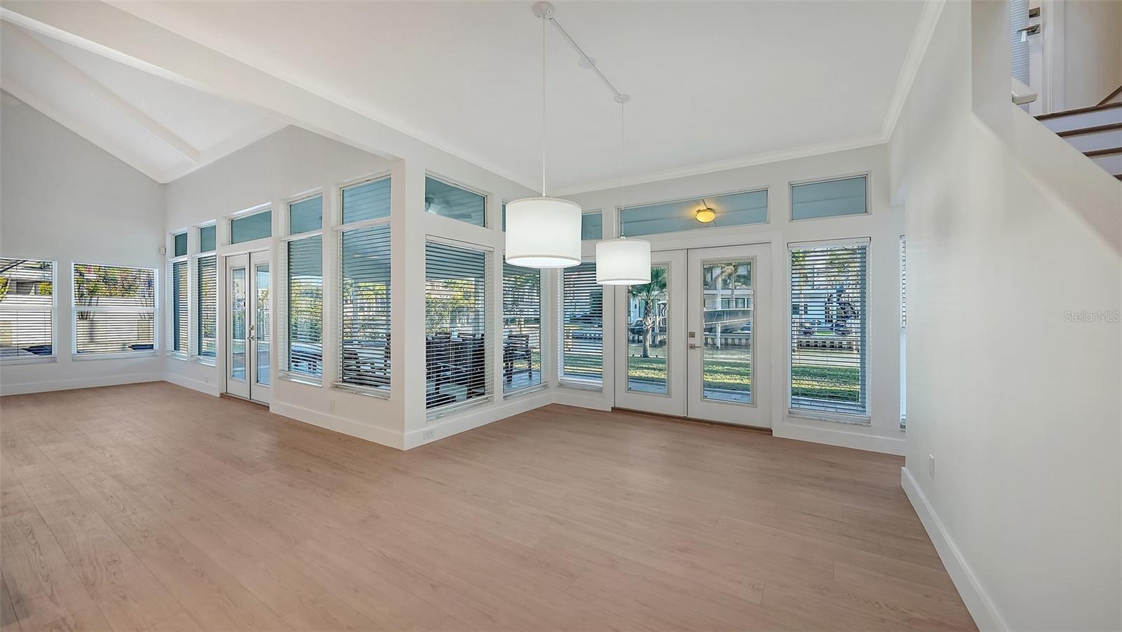 Image 13 of 32 For 940 Alameda Way