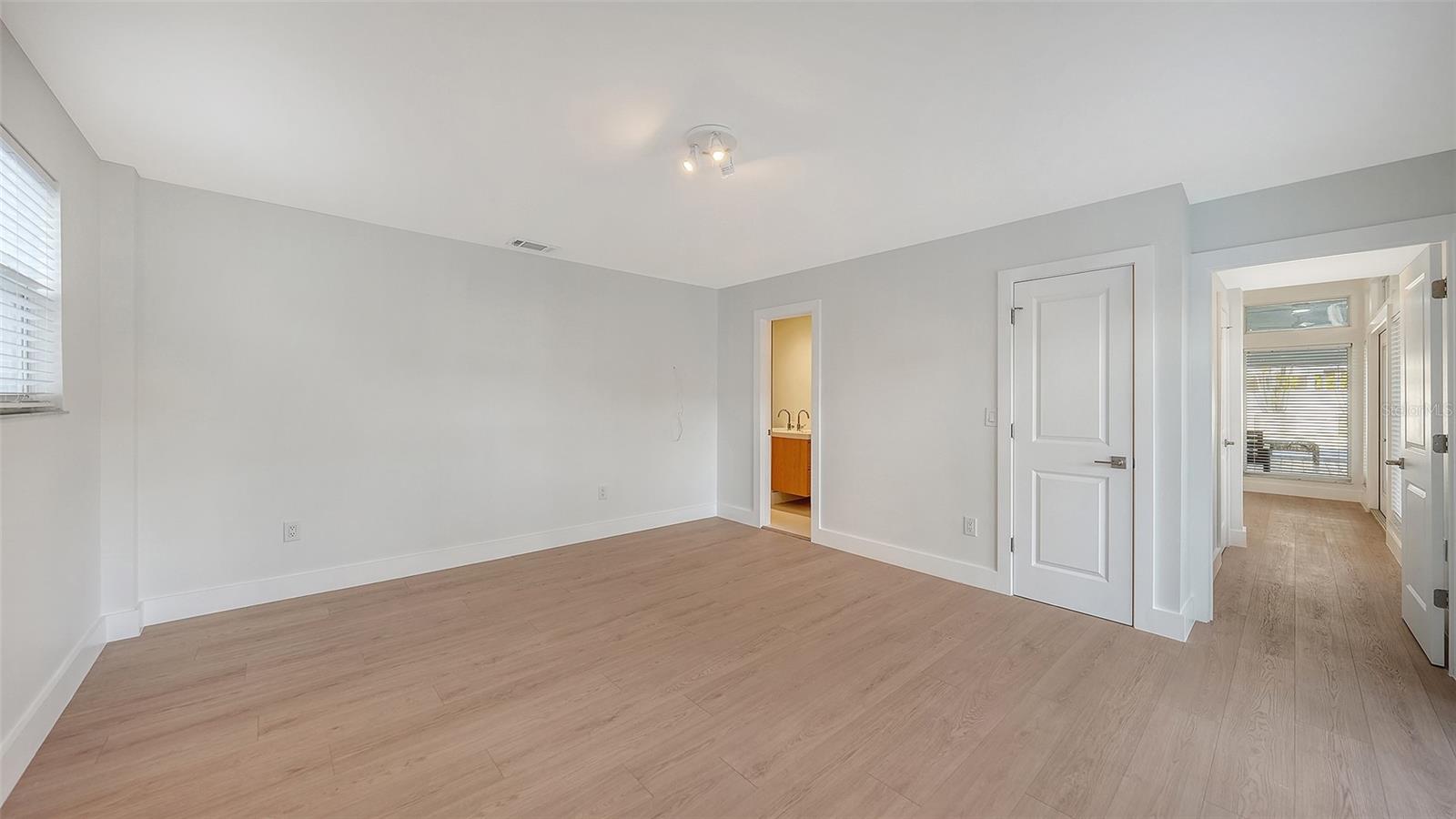 Image 15 of 32 For 940 Alameda Way