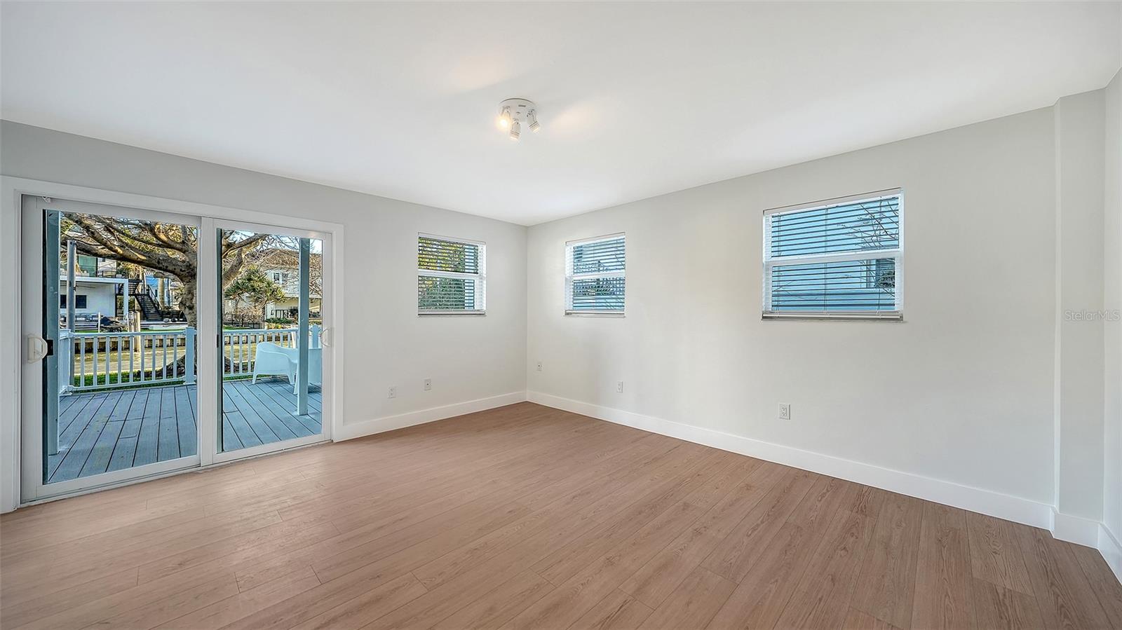 Image 16 of 32 For 940 Alameda Way