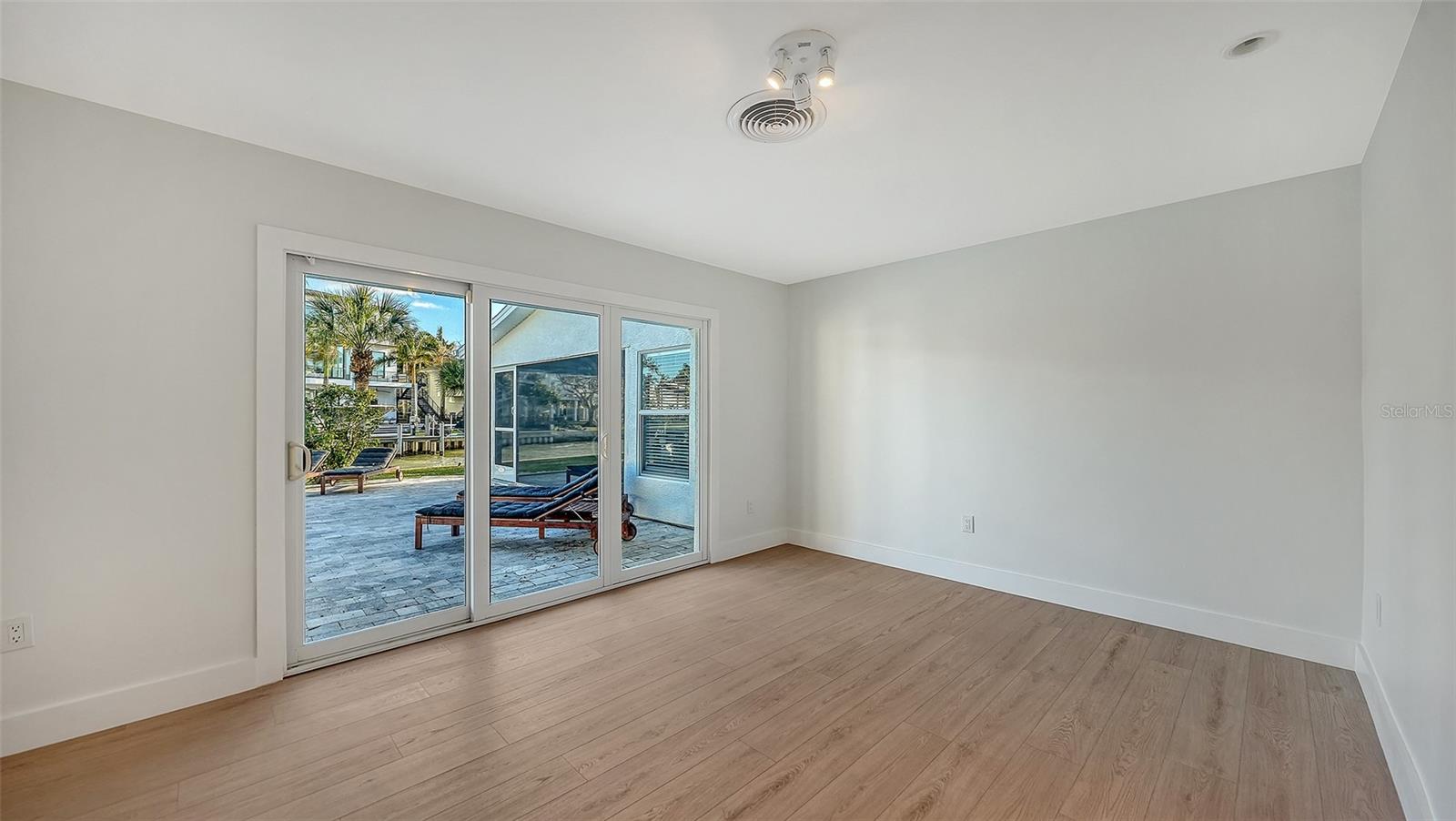 Image 20 of 32 For 940 Alameda Way