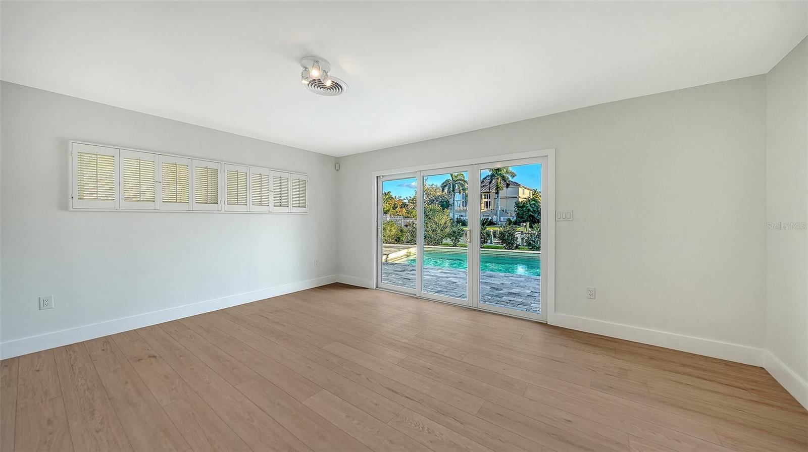 Image 21 of 32 For 940 Alameda Way