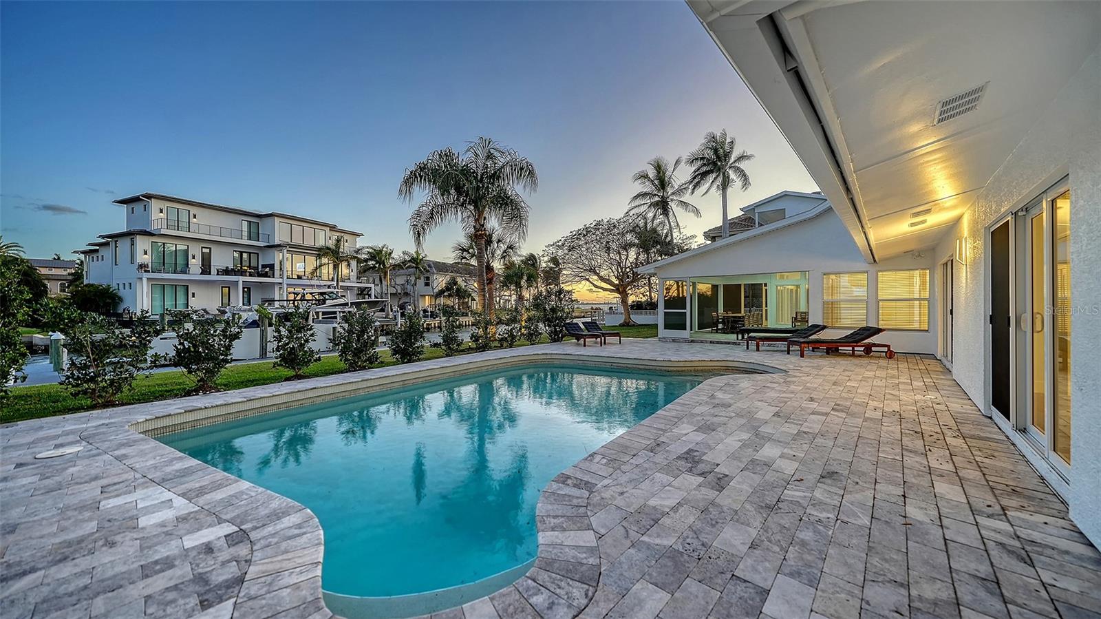 Image 26 of 32 For 940 Alameda Way