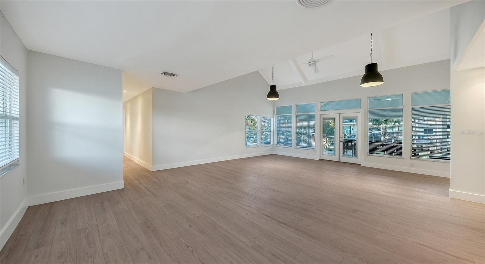 Image 7 of 32 For 940 Alameda Way