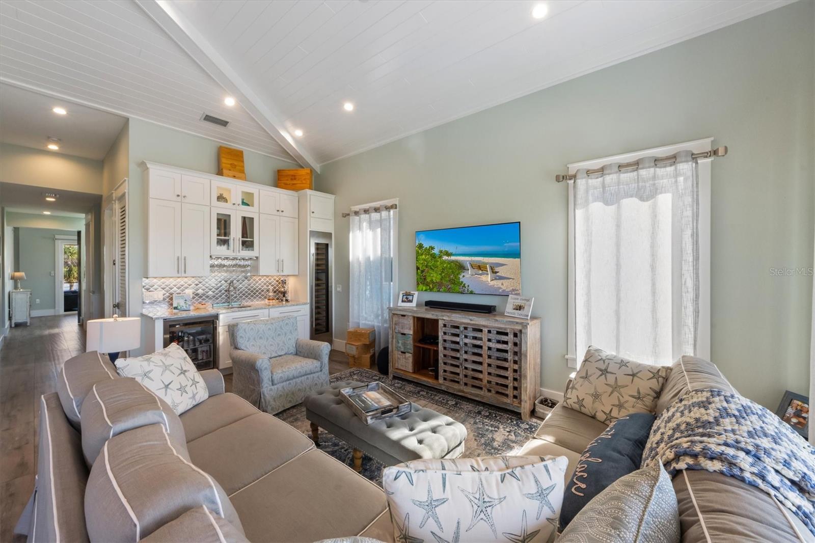 Listing photo id 11 for 108 Magnolia Avenue