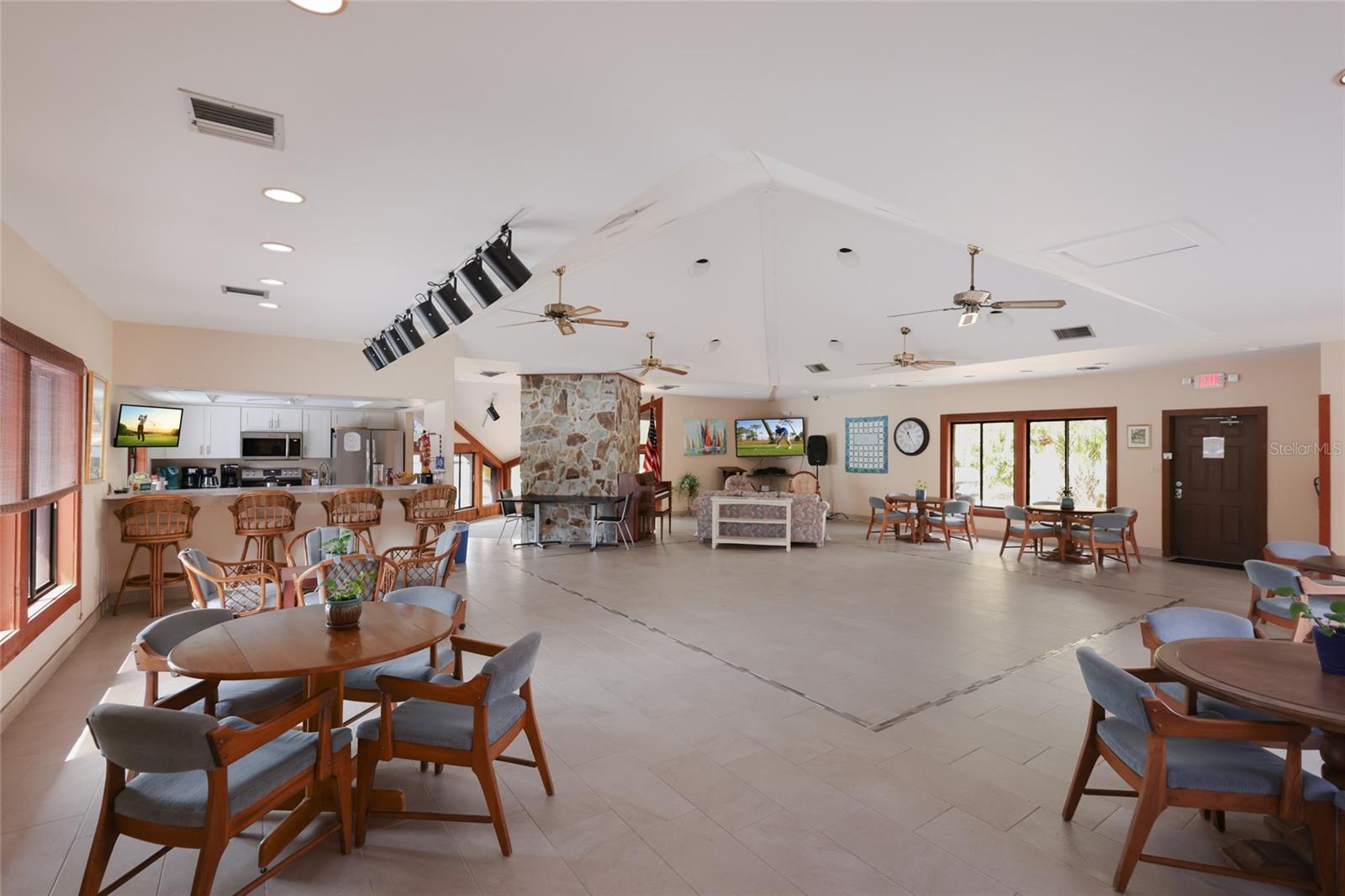 Image 25 of 43 For 6080 Red Maple Road 708