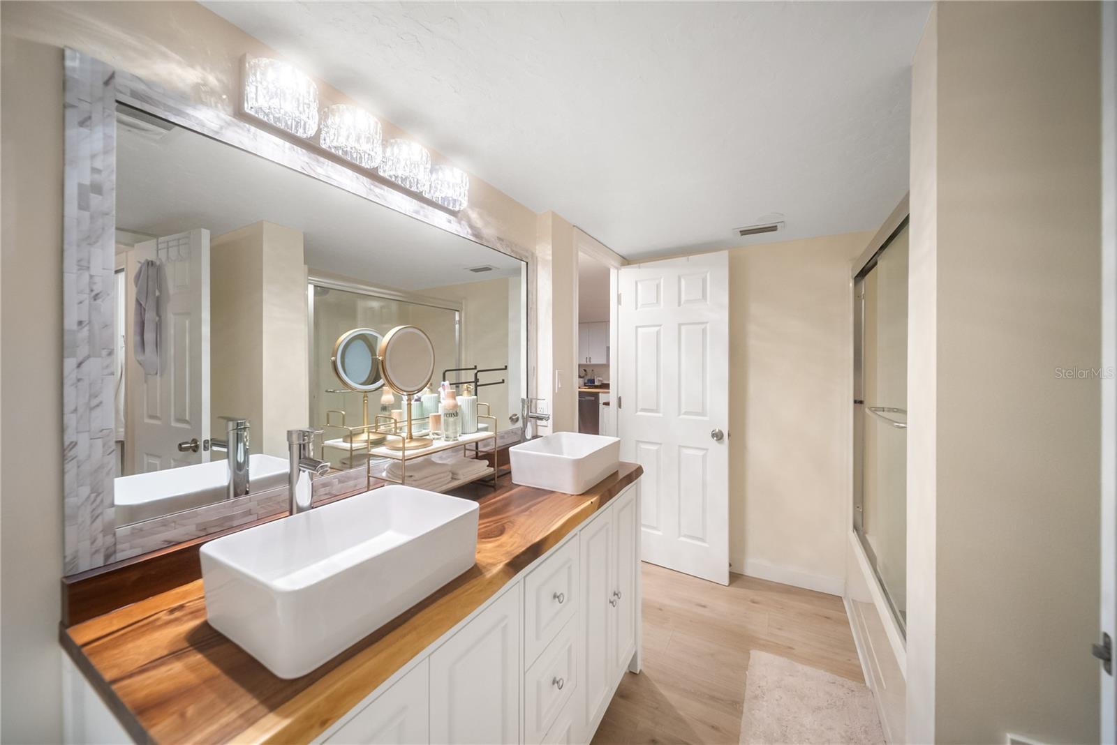 Listing photo id 39 for 3700 Osprey Avenue 118