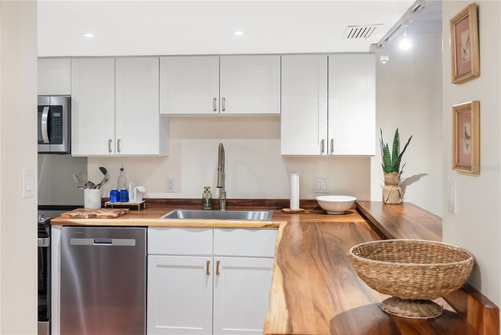 Listing photo id 61 for 3700 Osprey Avenue 118