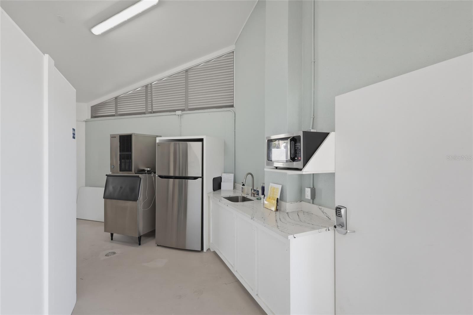 Image 63 of 88 For 1912 Harbourside Drive 604