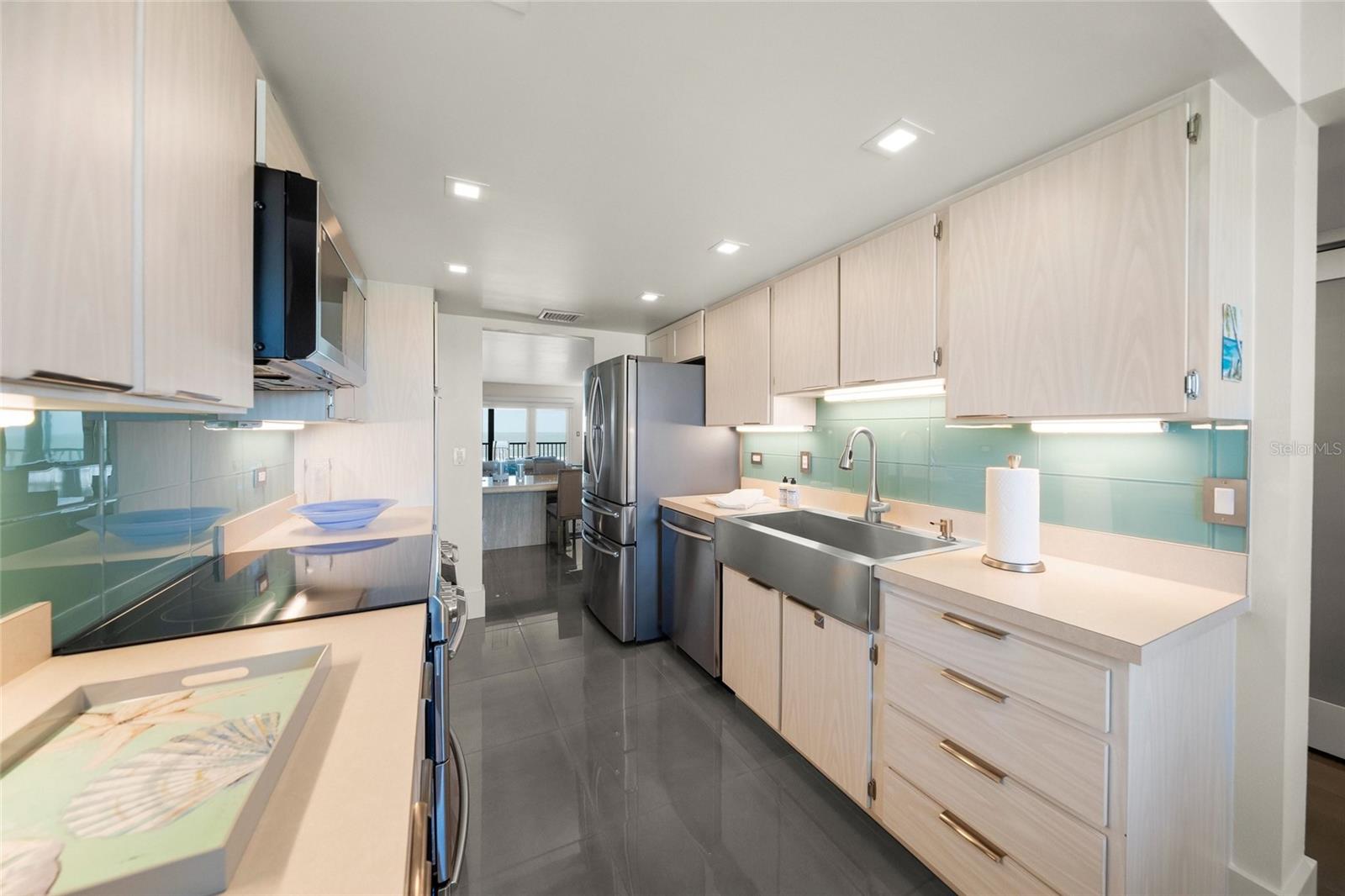 Image 18 of 83 For 420 Beach Road 606