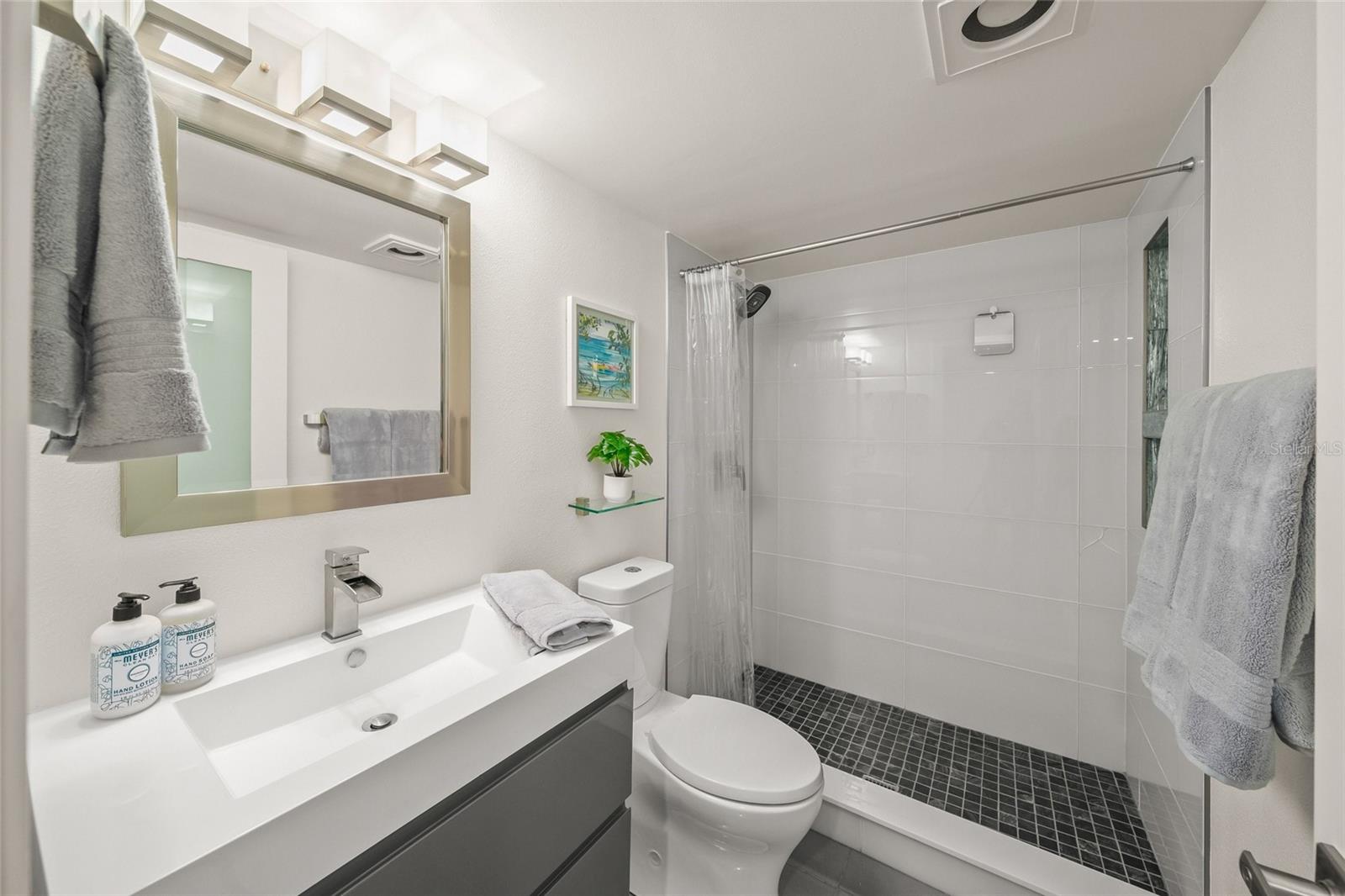 Image 37 of 83 For 420 Beach Road 606