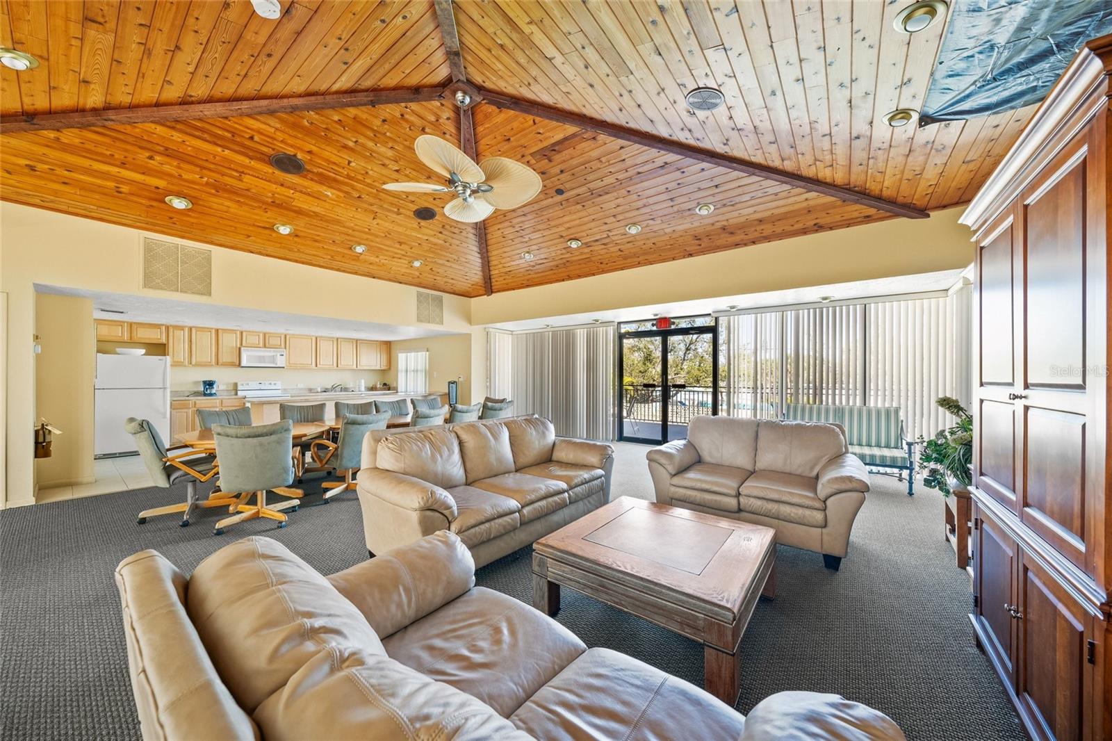 Image 48 of 83 For 420 Beach Road 606