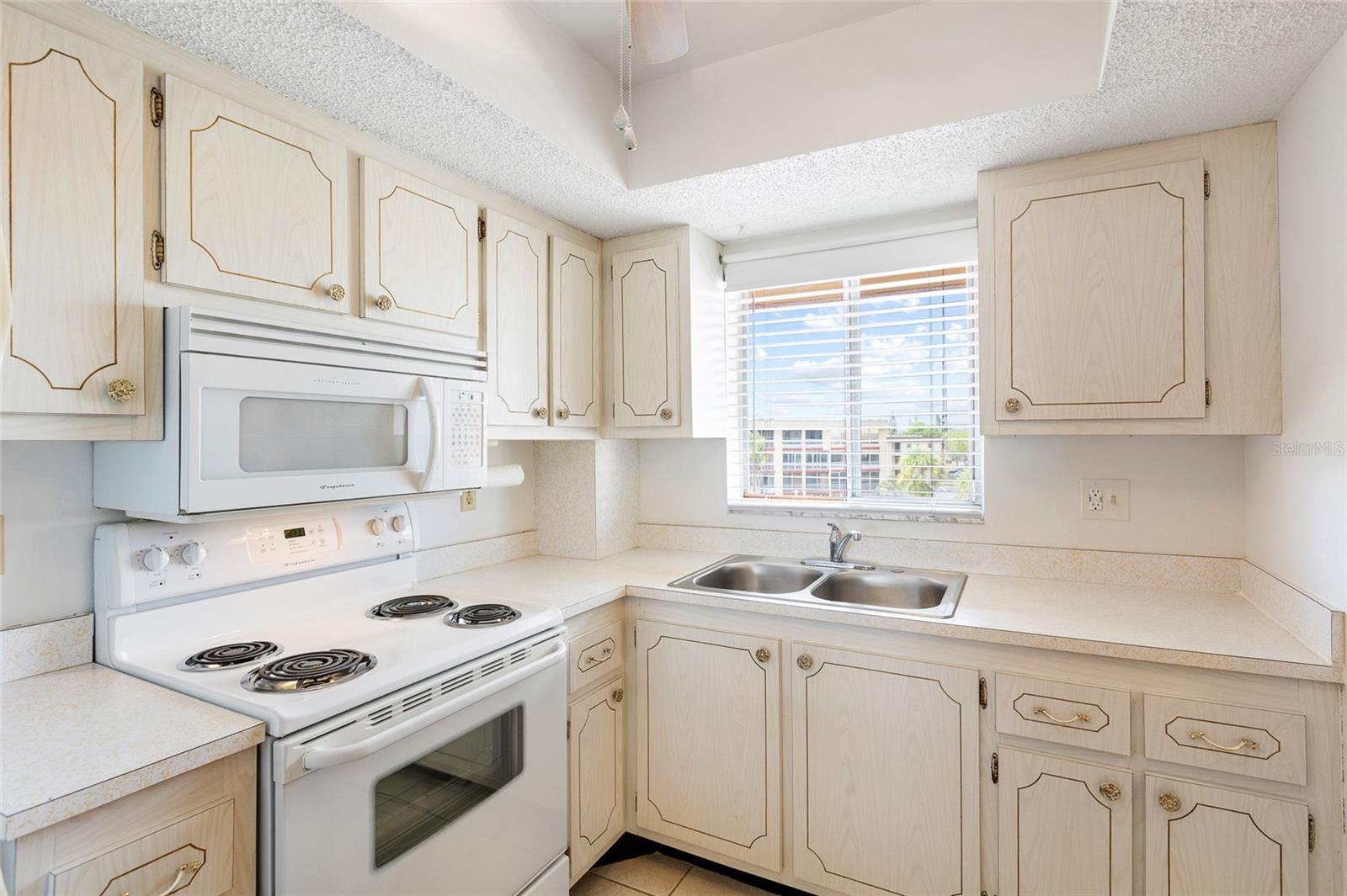 Image 7 of 39 For 3959 Lake Bayshore Drive F 412