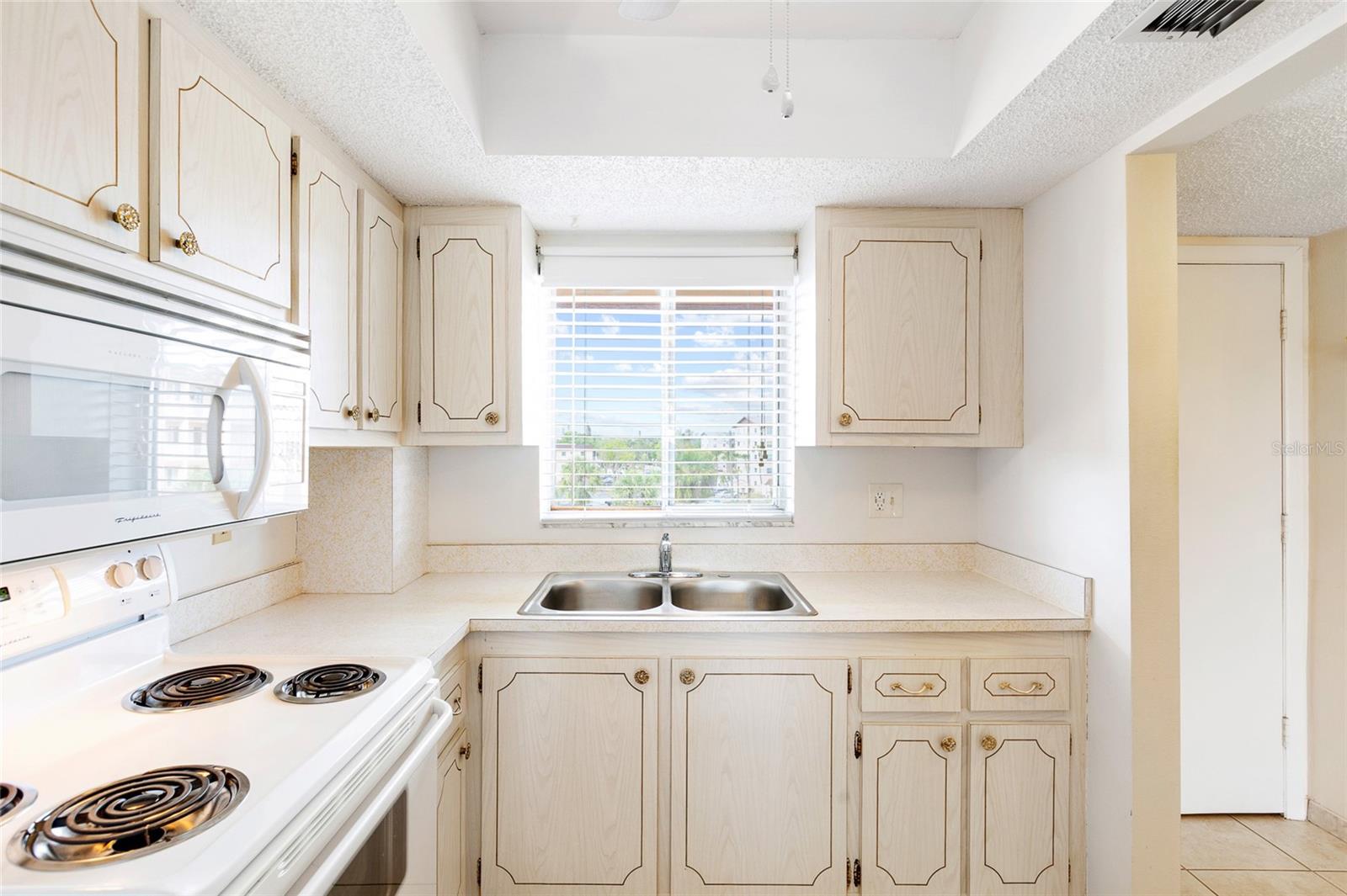 Image 9 of 39 For 3959 Lake Bayshore Drive F 412