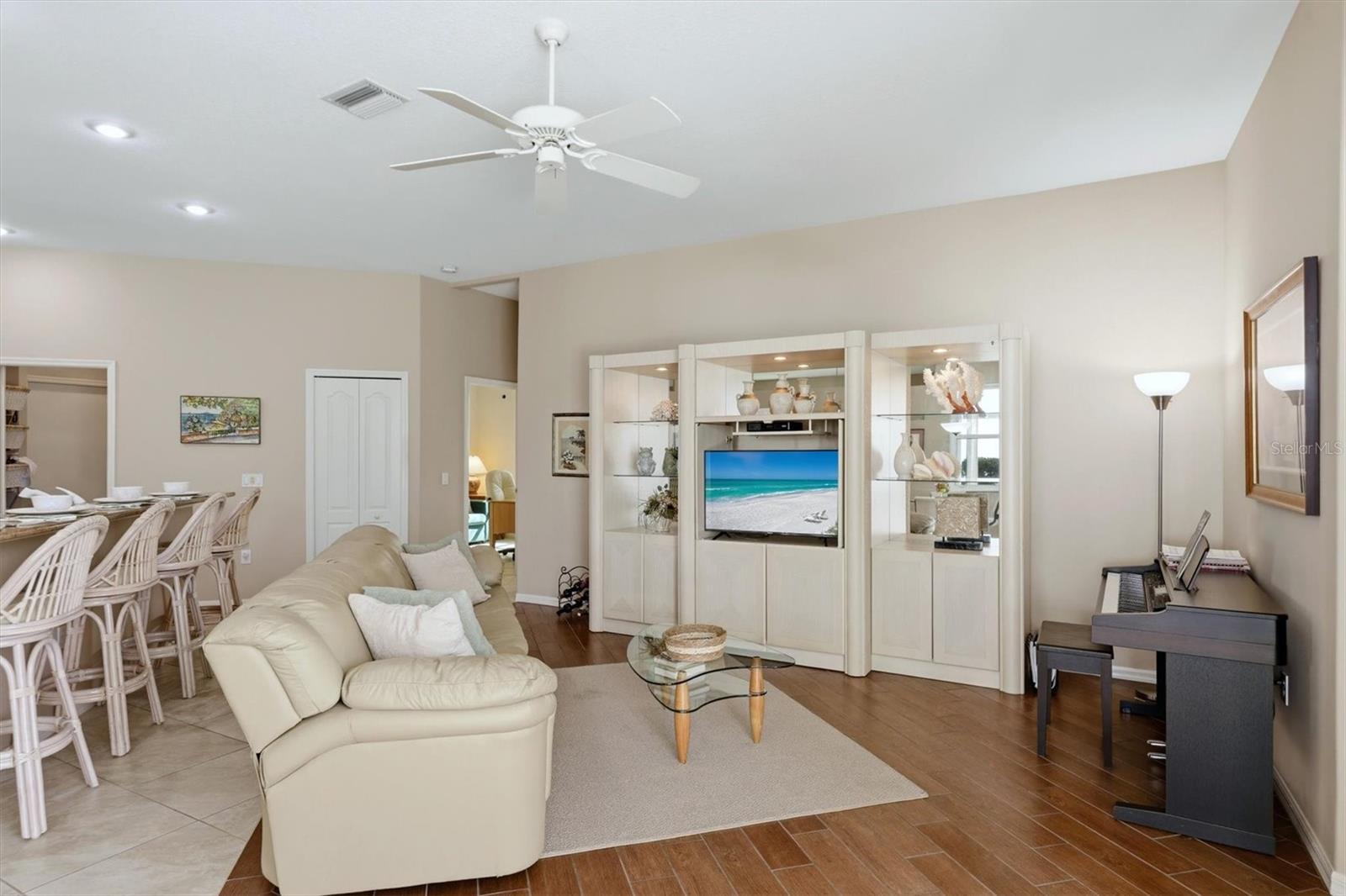 Image 16 of 72 For 8958 Olde Hickory Avenue