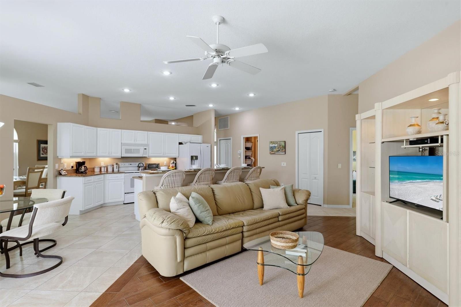 Image 17 of 72 For 8958 Olde Hickory Avenue