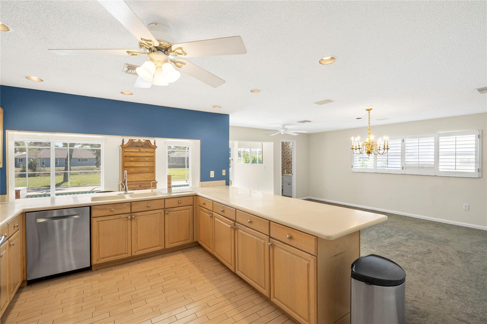 Listing photo id 6 for 928 Gondola Drive