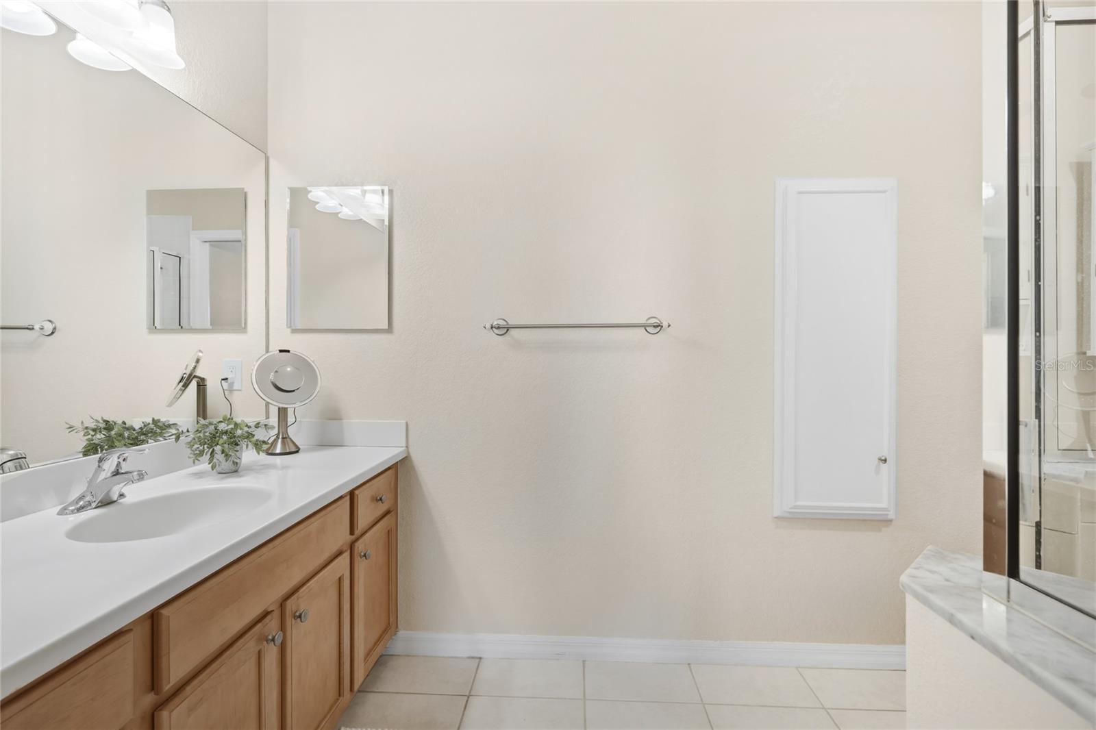 Image 11 of 24 For 811 Fairwaycove Lane 204