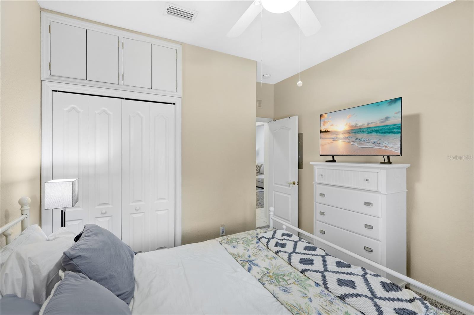 Image 14 of 24 For 811 Fairwaycove Lane 204