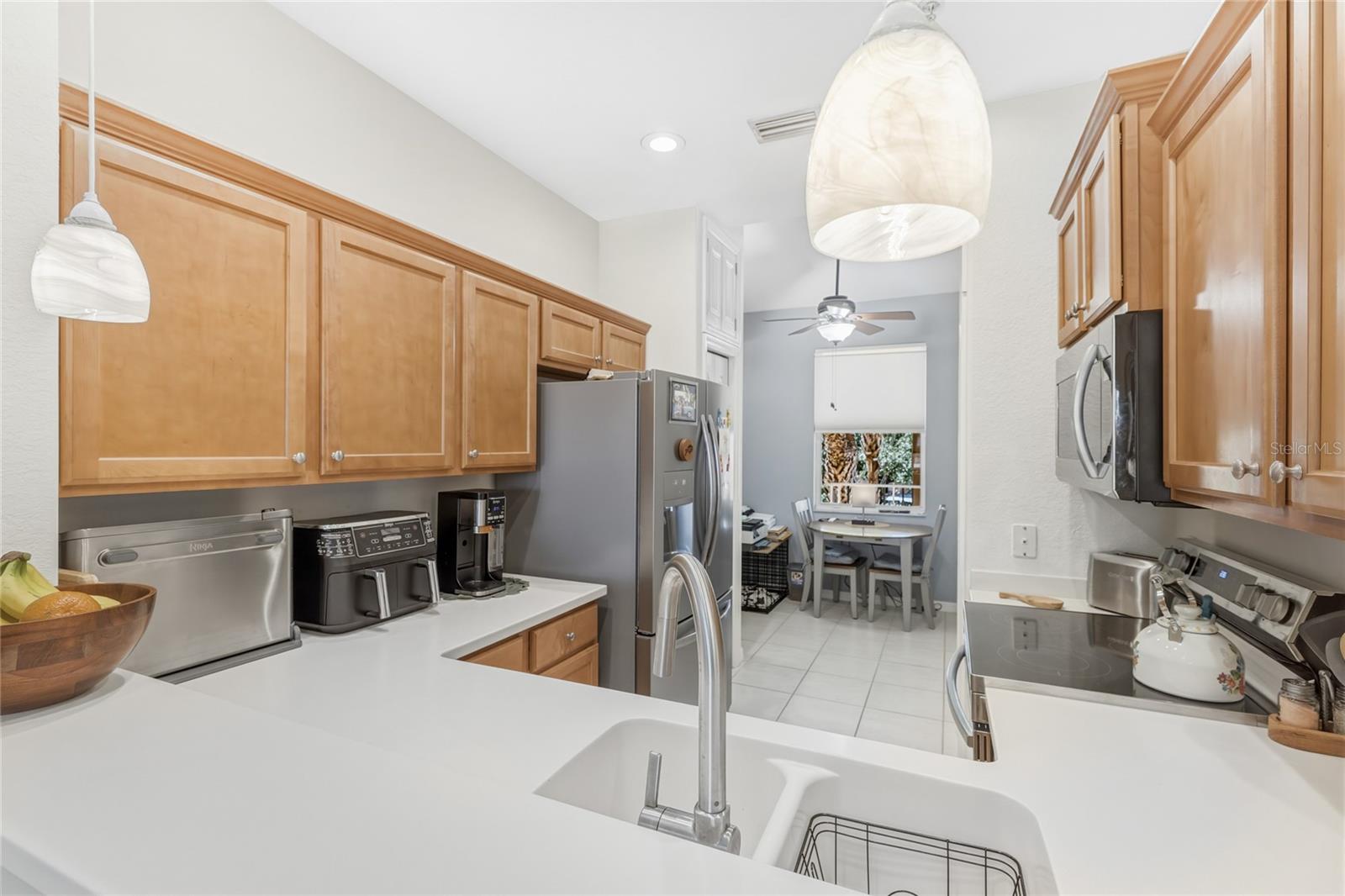 Image 5 of 24 For 811 Fairwaycove Lane 204