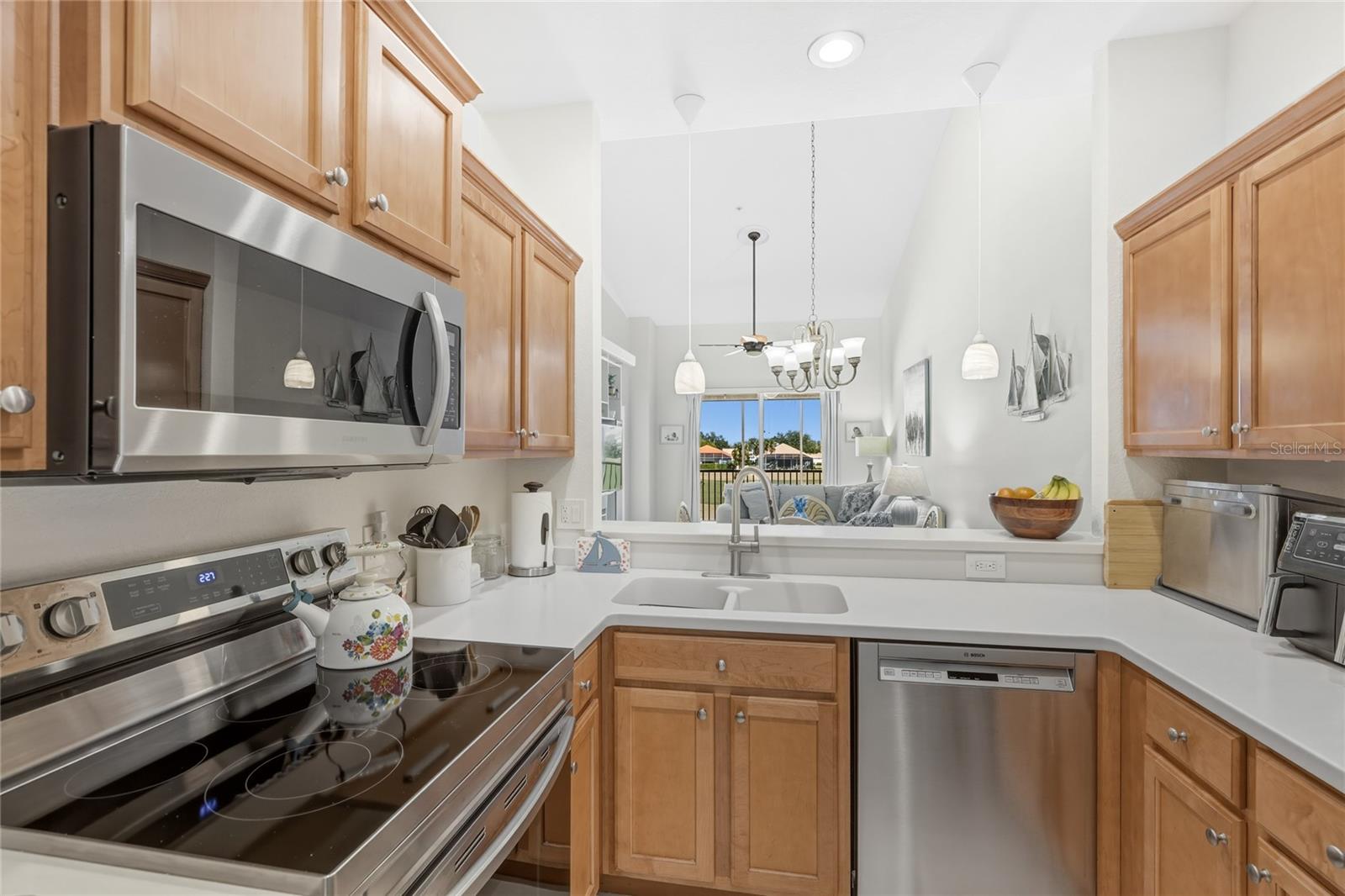 Image 6 of 24 For 811 Fairwaycove Lane 204