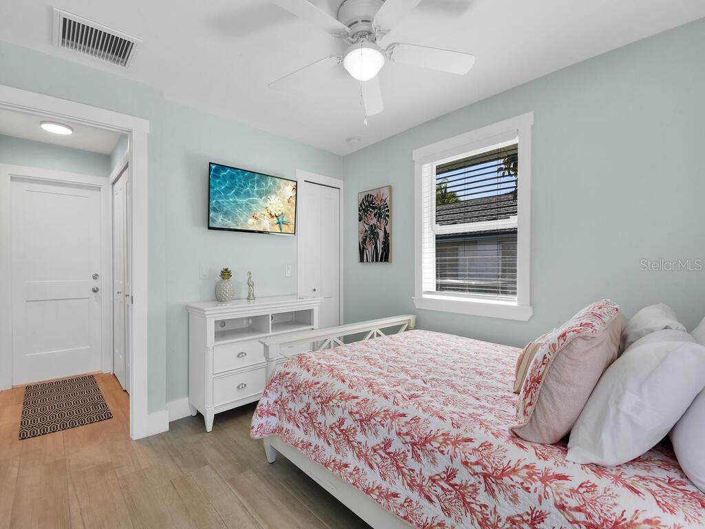 Image 18 of 37 For 3840 13th Avenue