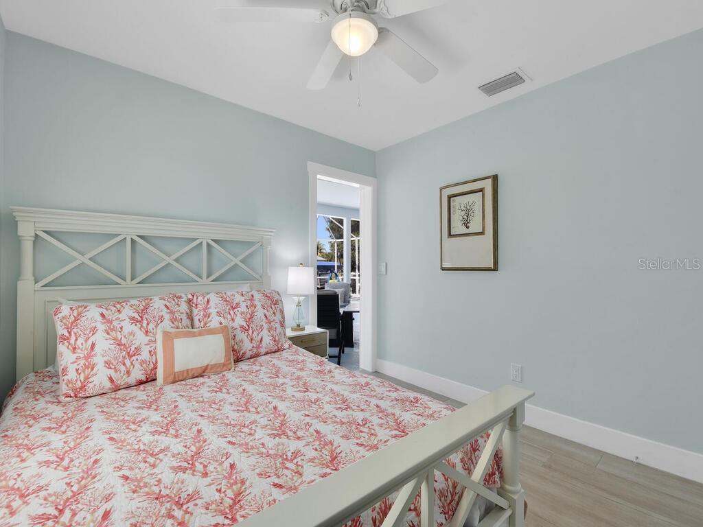 Image 19 of 37 For 3840 13th Avenue