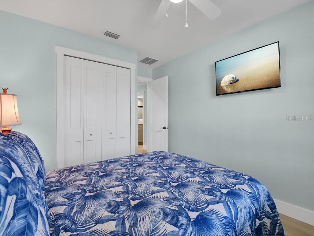 Image 21 of 37 For 3840 13th Avenue