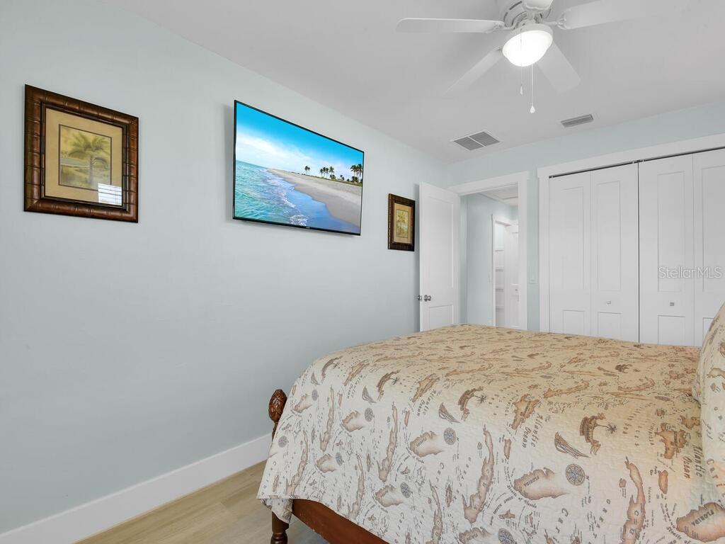 Image 24 of 37 For 3840 13th Avenue