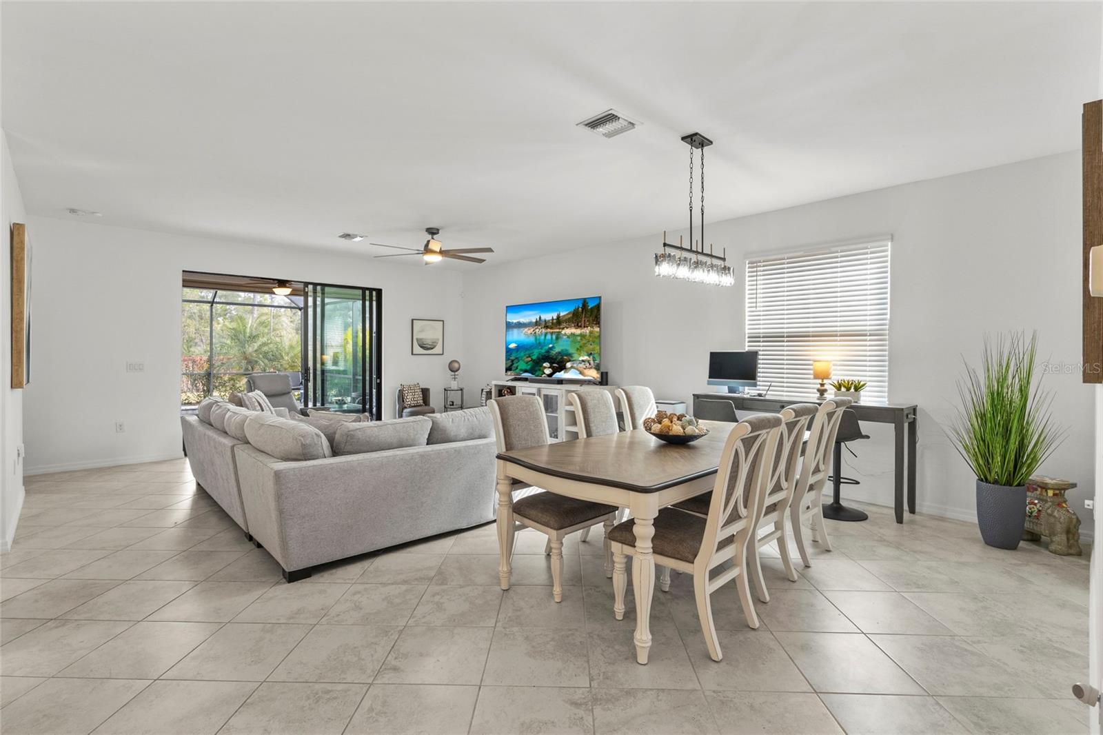 Image 5 of 41 For 15944 Honey Suckle Street