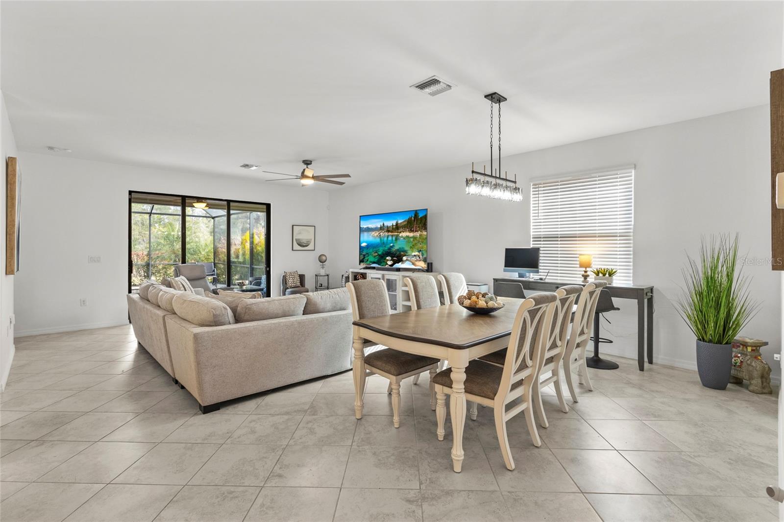 Image 7 of 41 For 15944 Honey Suckle Street