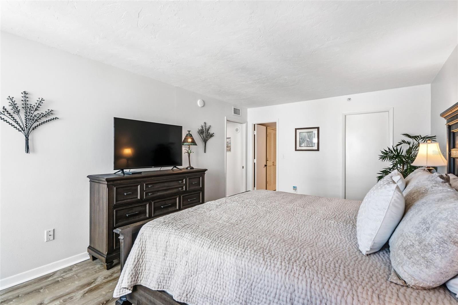 Image 23 of 43 For 631 Alhambra Road 801