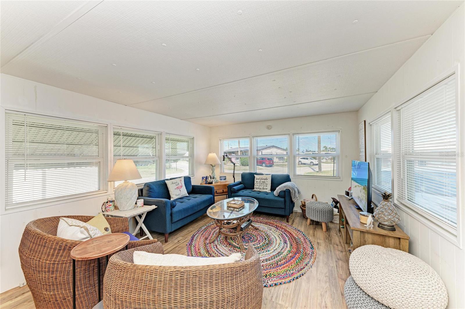 Image 8 of 35 For 214 52nd Avenue Drive W