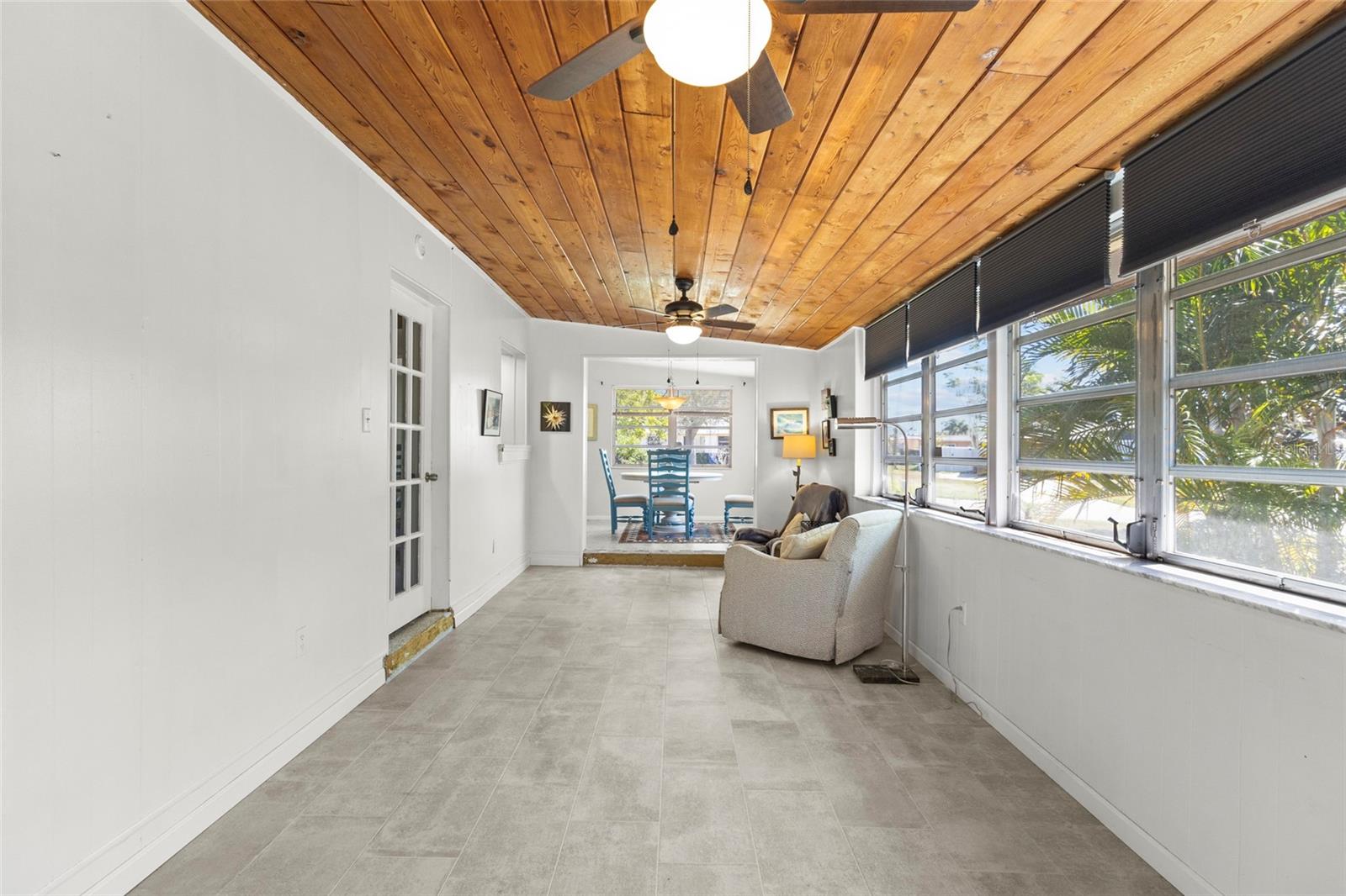 Listing photo id 9 for 1627 Dunmore Way