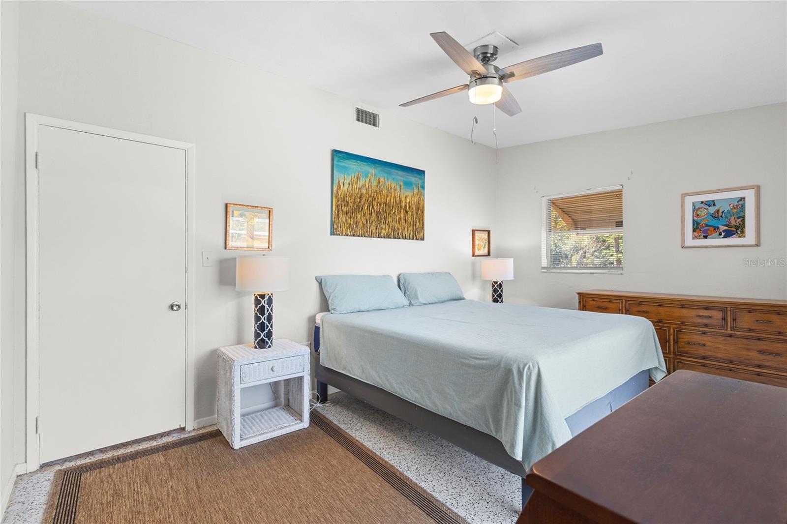 Listing photo id 11 for 1627 Dunmore Way